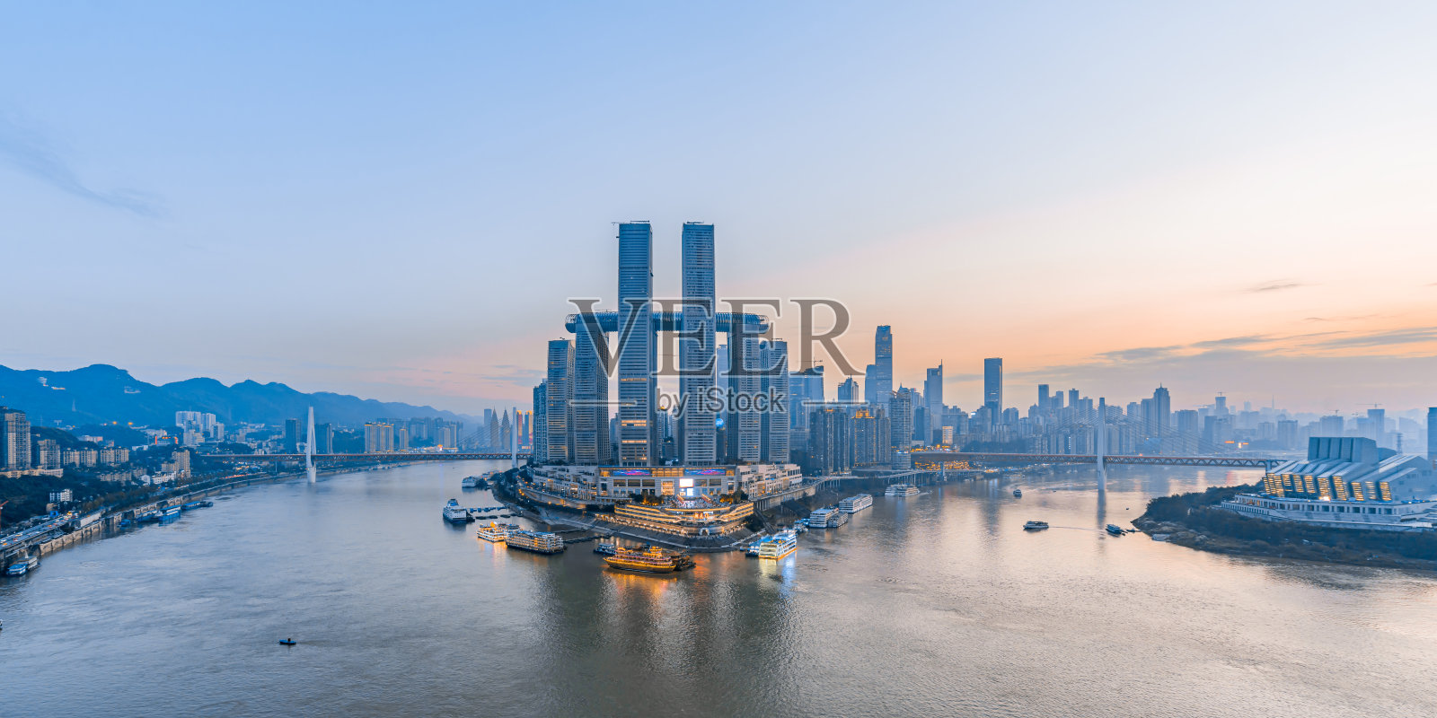 中国重庆朝天门城市天际线和邮轮的黄昏景色照片摄影图片