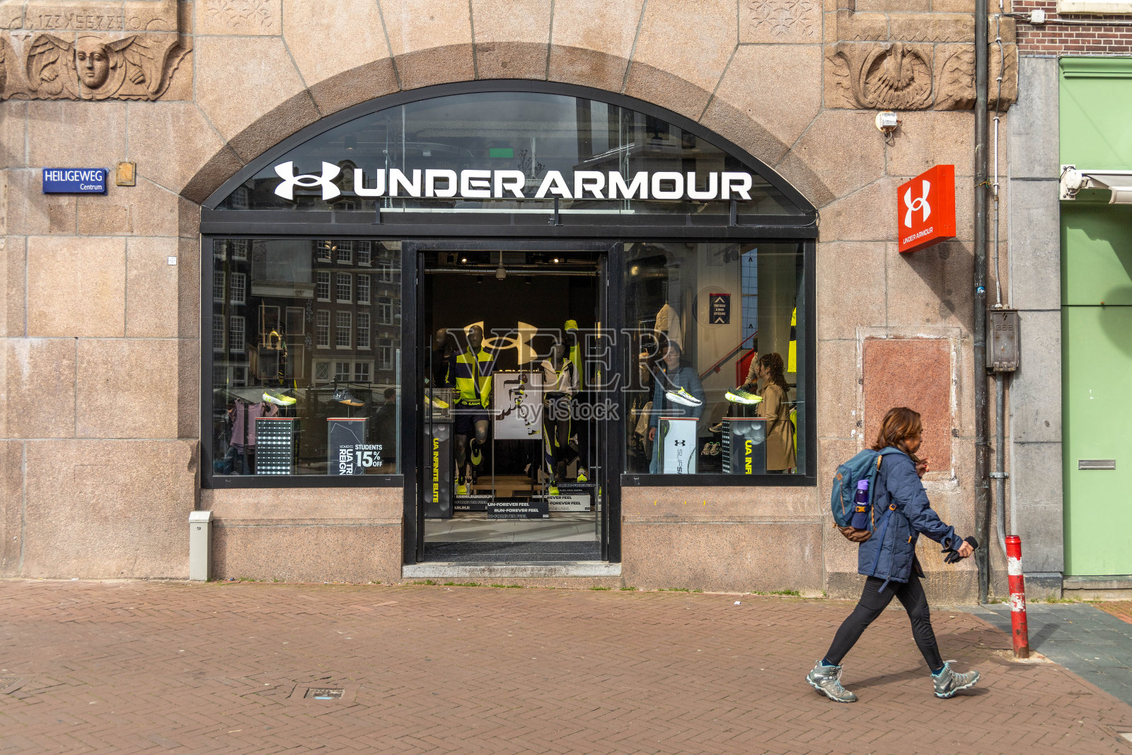 安德玛商店的店面和入口。照片摄影图片