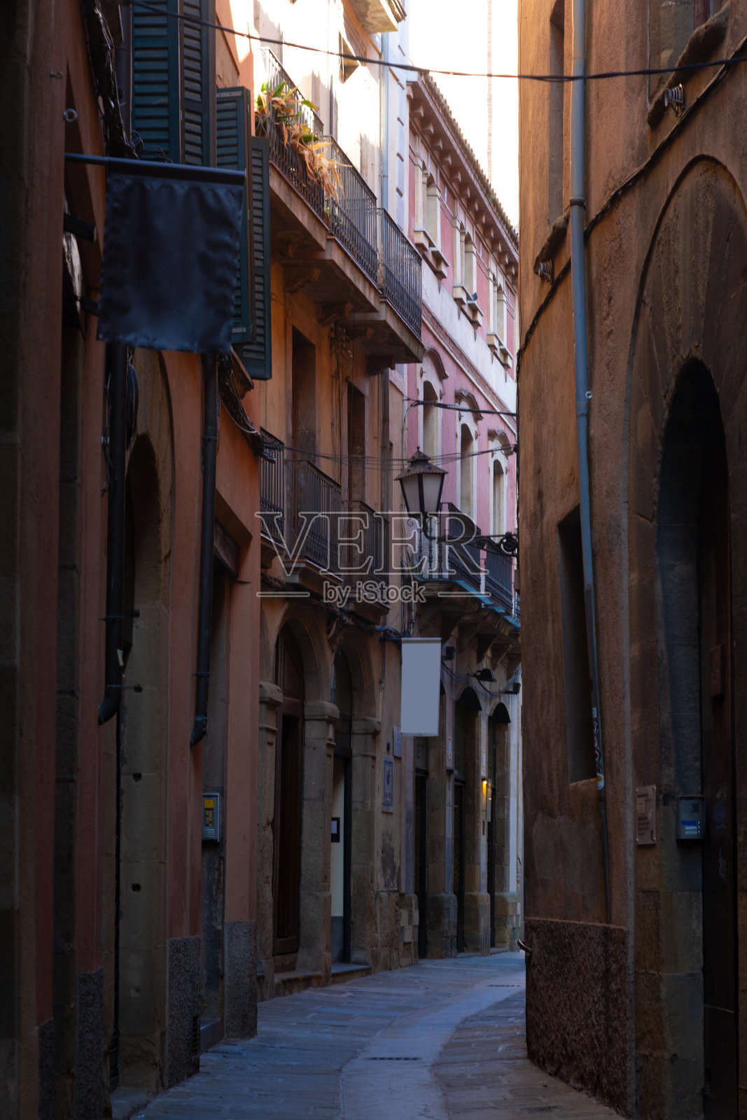 维克历史中心的阳光小巷照片摄影图片