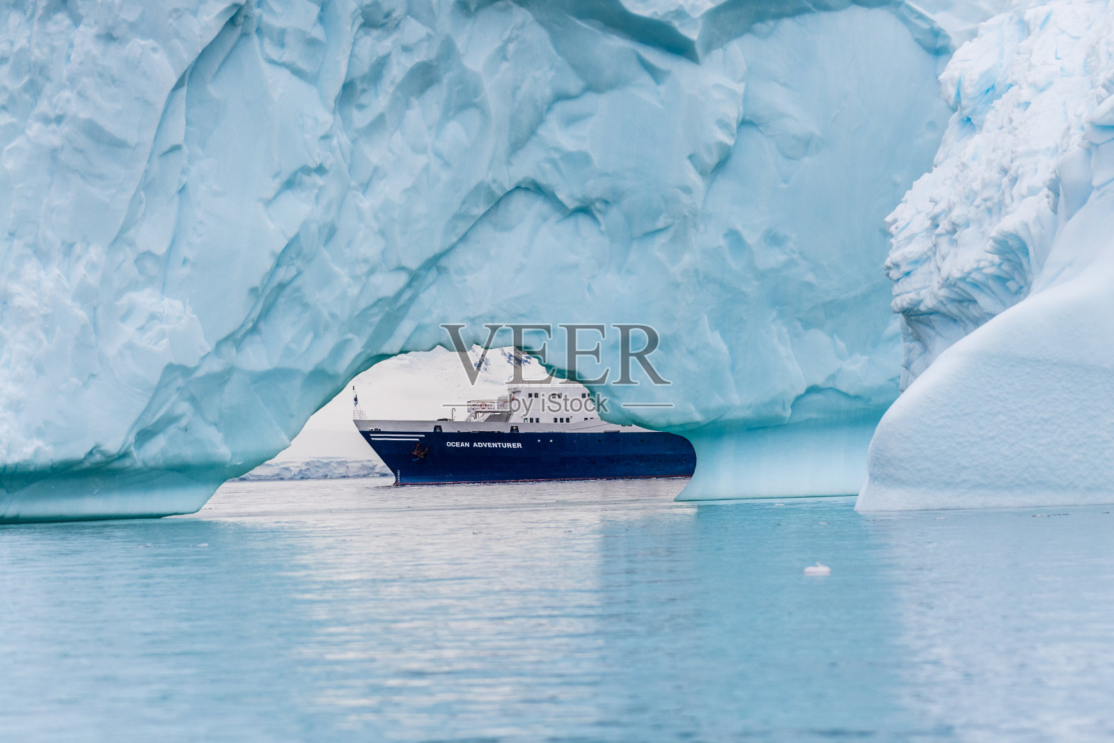 那位海洋冒险家躲在一座冰山后面照片摄影图片