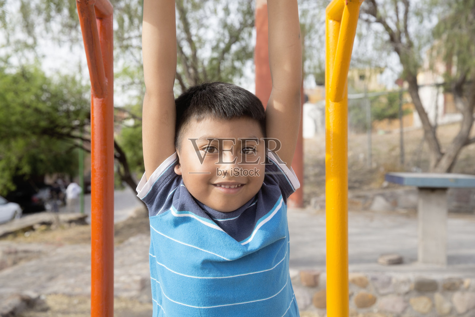 操场上的时间照片摄影图片