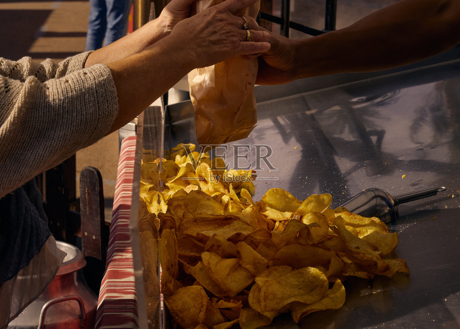 在阳光明媚的日子里，在街上制作和出售薯片照片摄影图片