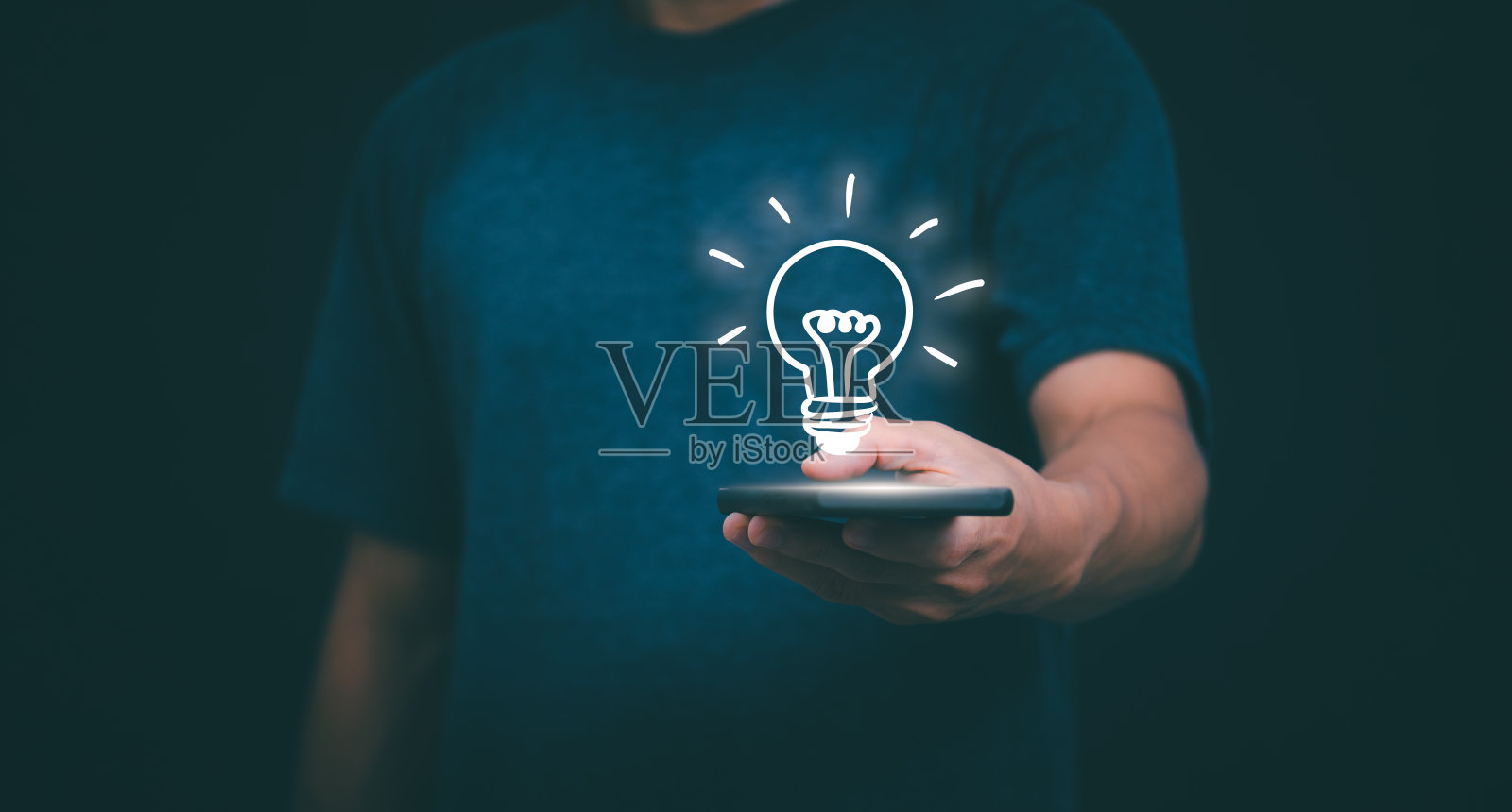 个人通过在互联网上搜索信息、想法、管理和数字化转型获得灵感后，使用创造性的想法。物联网、大数据、大数据、数据搜索照片摄影图片