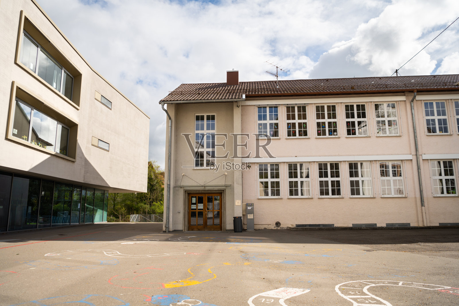 德国校园学校建筑，操场上的粉笔游戏，巴登-符腾堡州基尔希海姆的中小学学习机构照片摄影图片