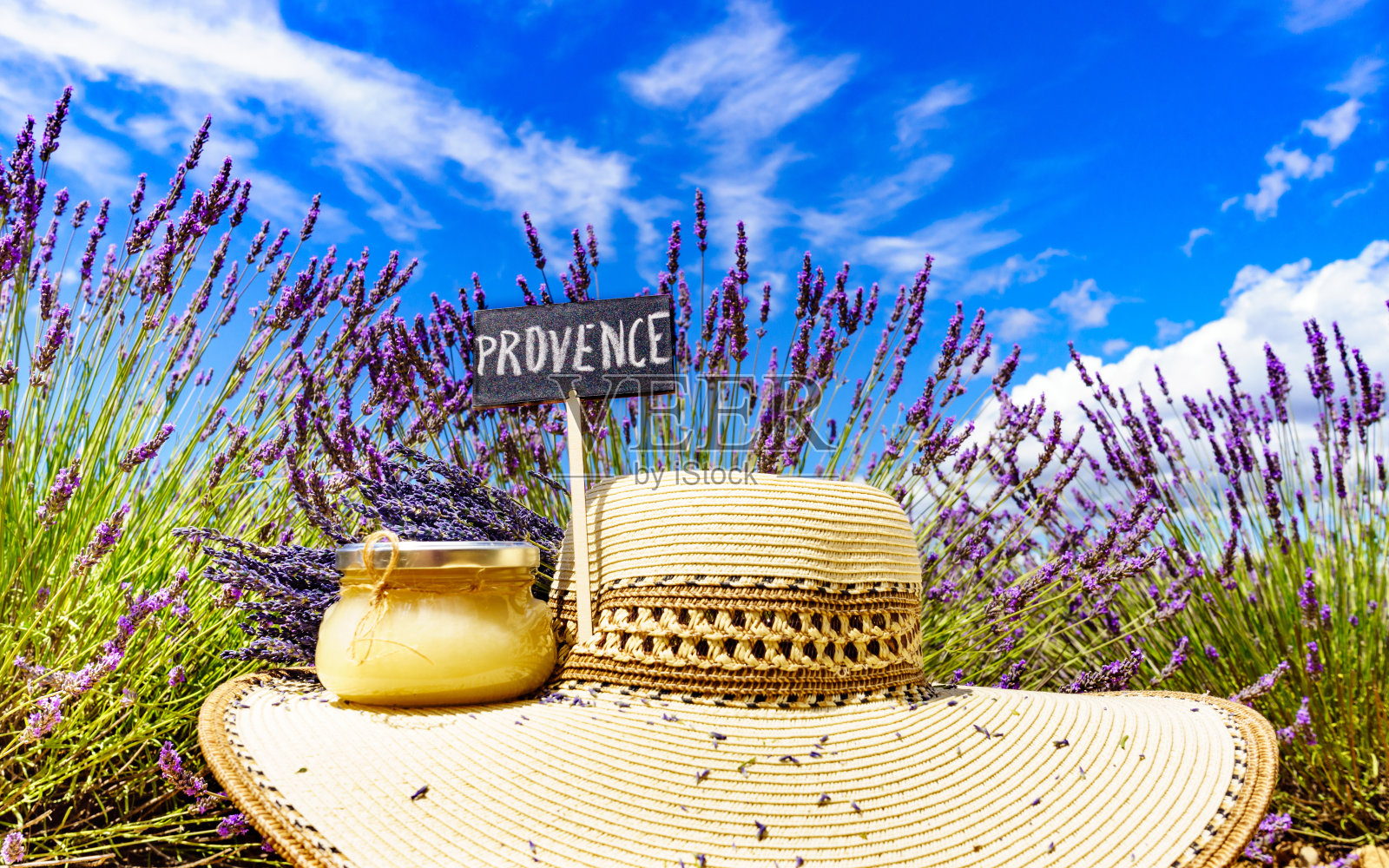 法国普罗旺斯薰衣草地里的夏日帽子和蜂蜜。照片摄影图片