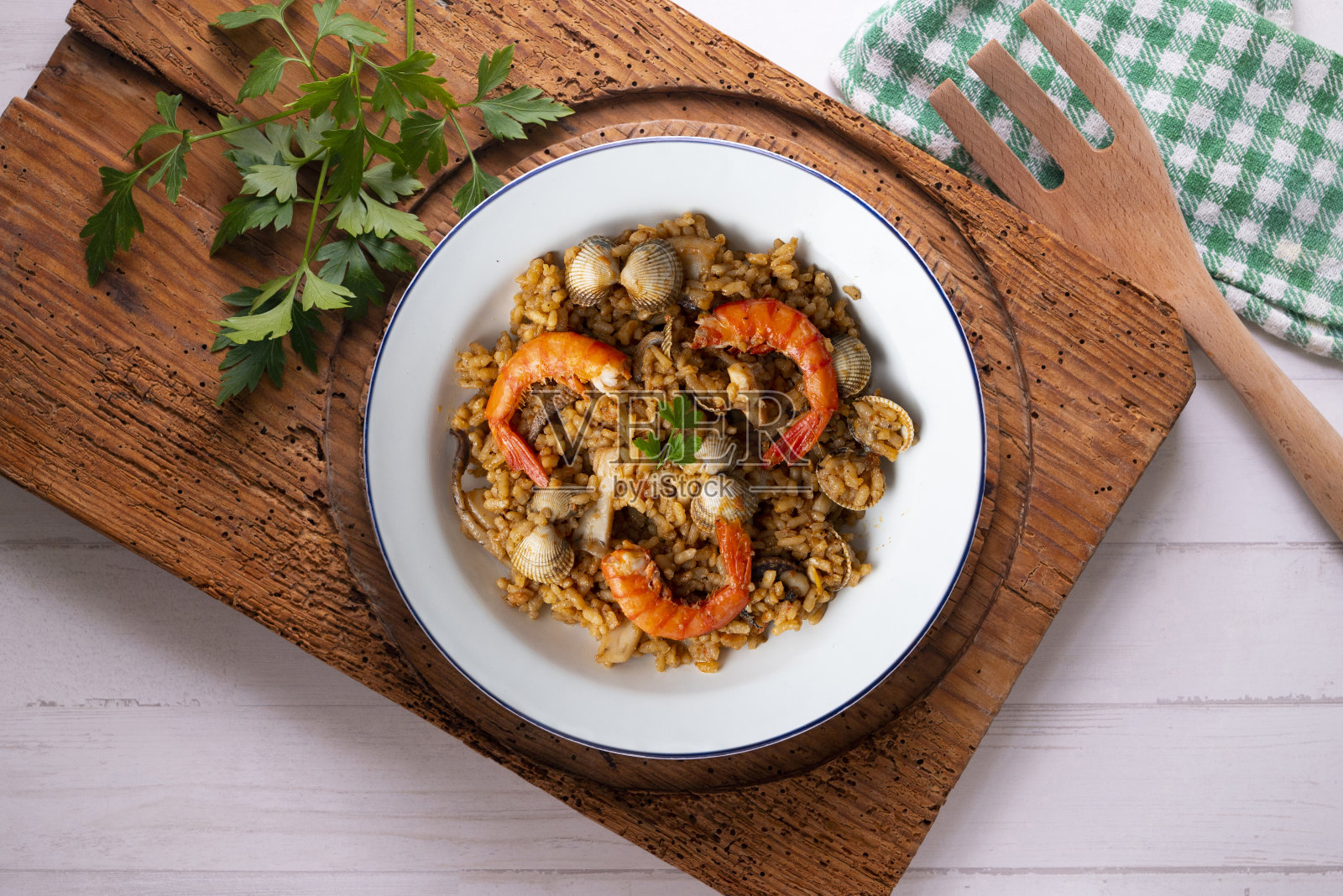 西班牙海鲜海鲜饭配红虾和蛤蜊。照片摄影图片