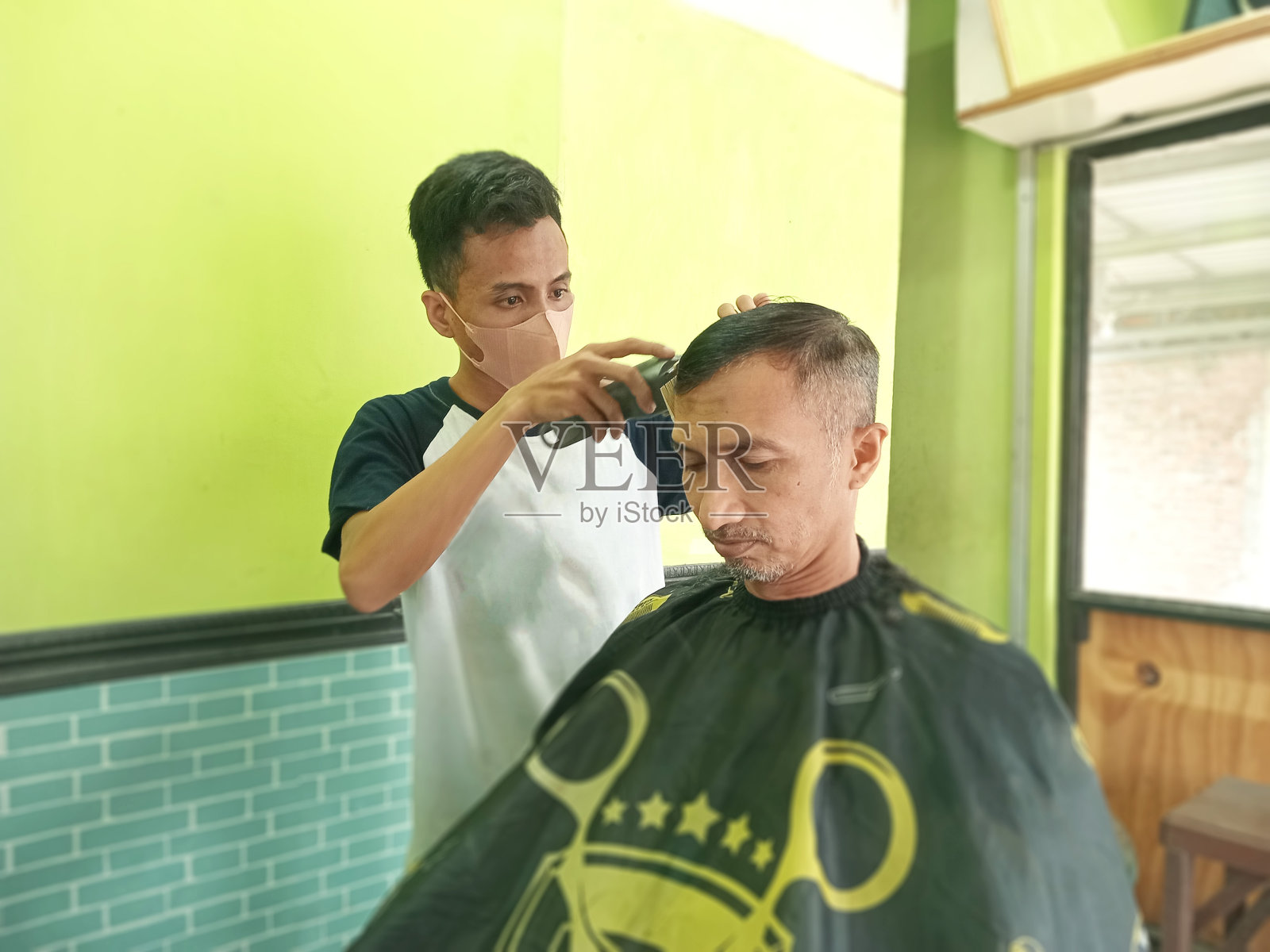 Pangkas Rambut Madura或印尼理发店。照片摄影图片