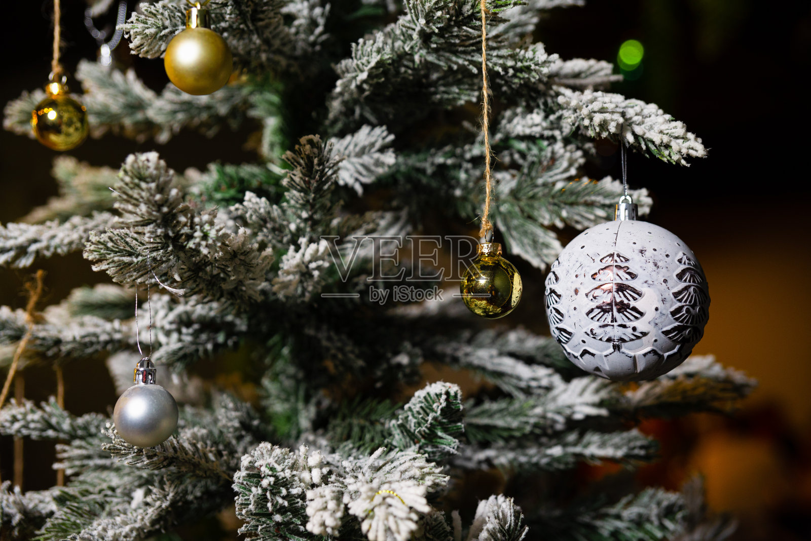 优雅的圣诞树与雪装饰照片摄影图片