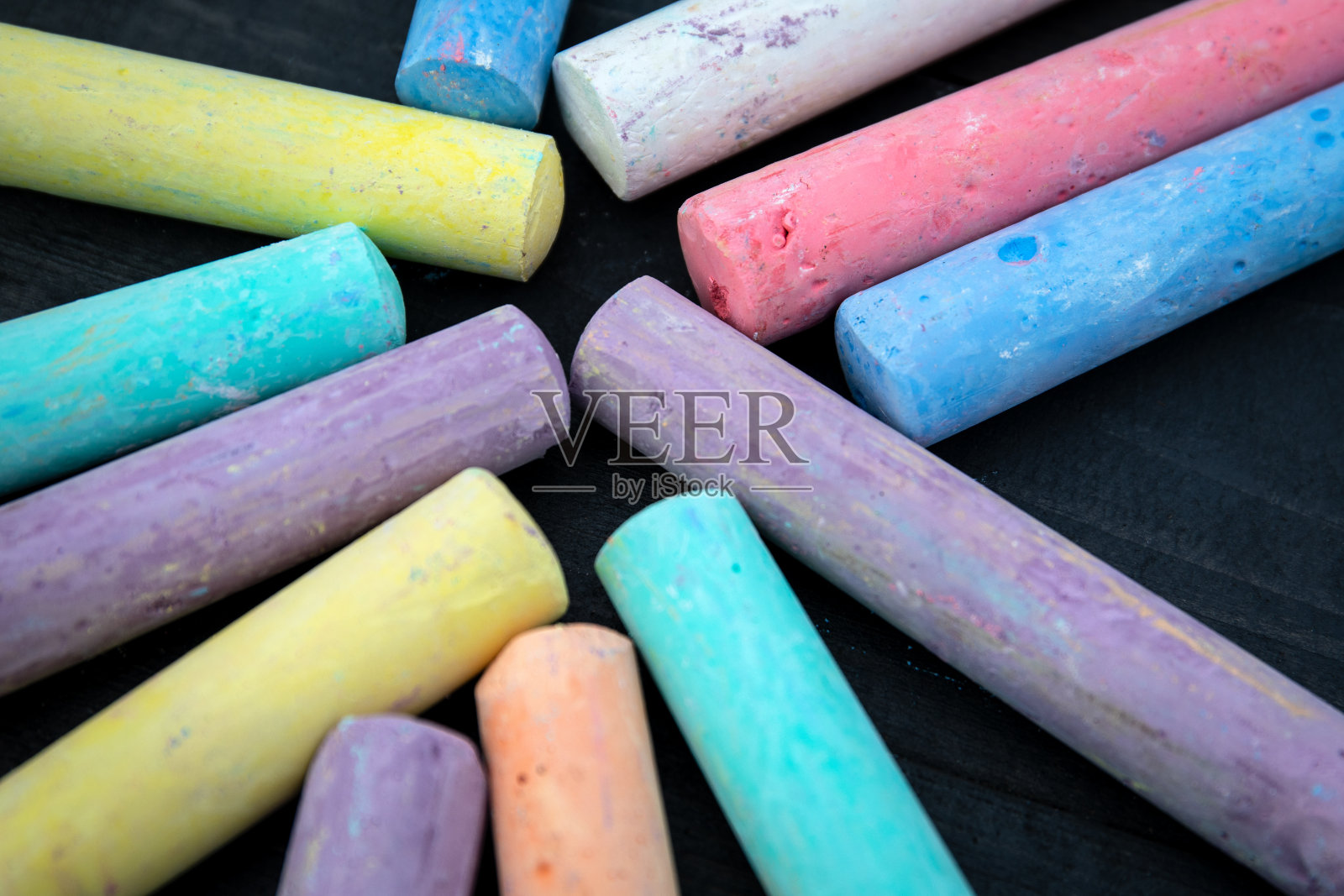黑色木头背景上的彩色粉笔照片摄影图片