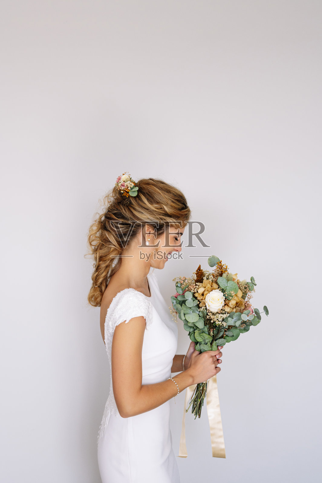 新娘将带着一束鲜花结婚照片摄影图片