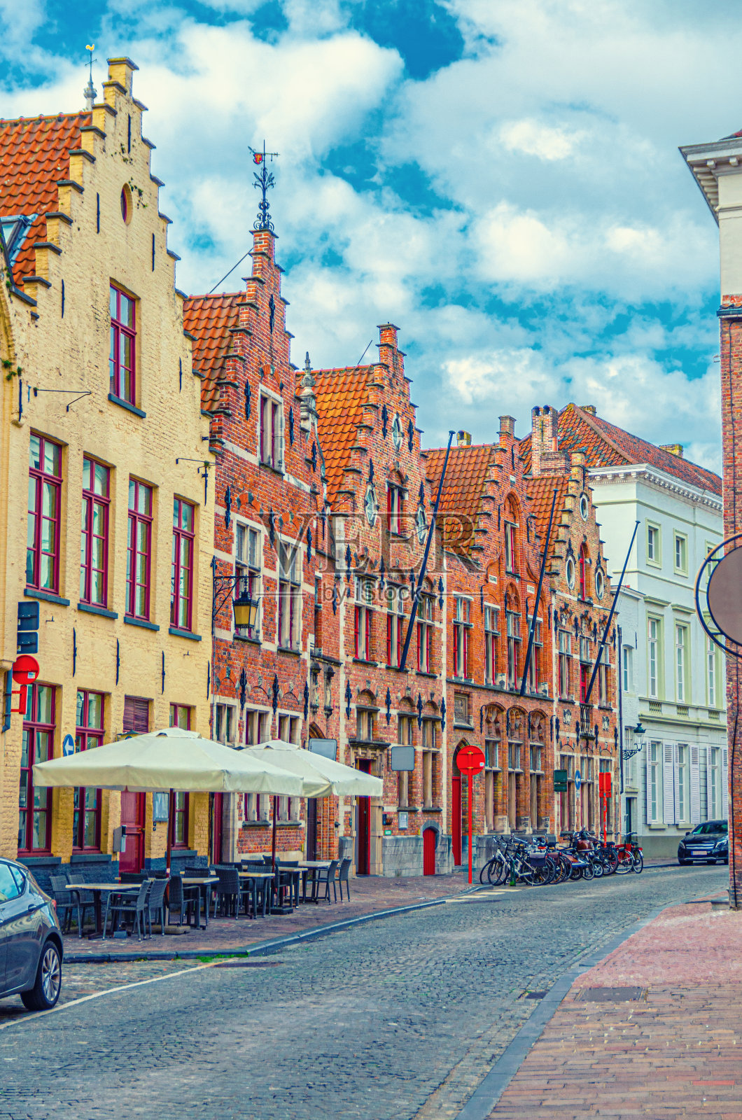 比利时佛兰德地区，西佛兰德省，布鲁日老城区中世纪区，布鲁日历史中心的传统建筑山墙房屋，铺石街道照片摄影图片