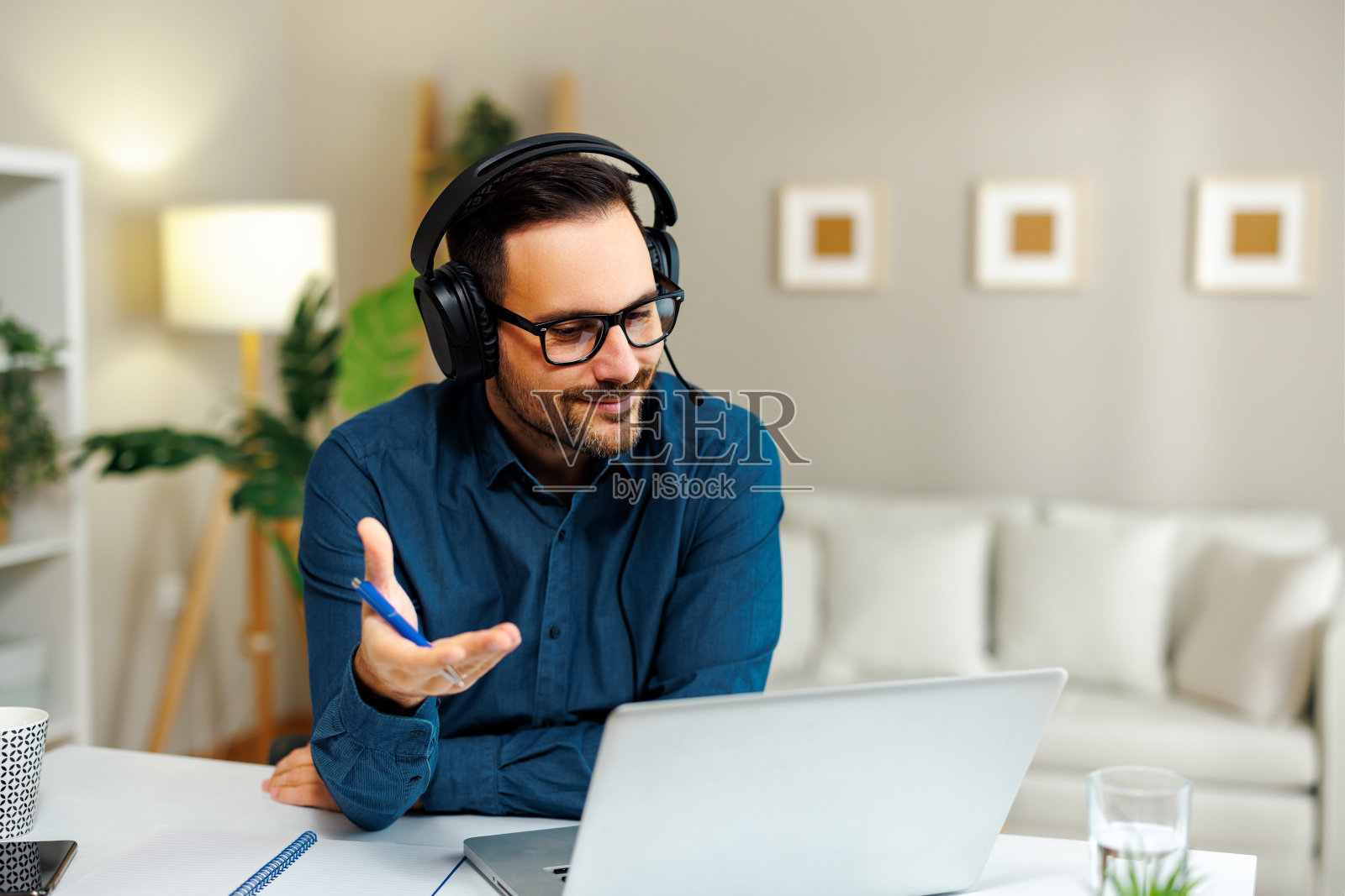 年轻的商人有一个视频会议照片摄影图片