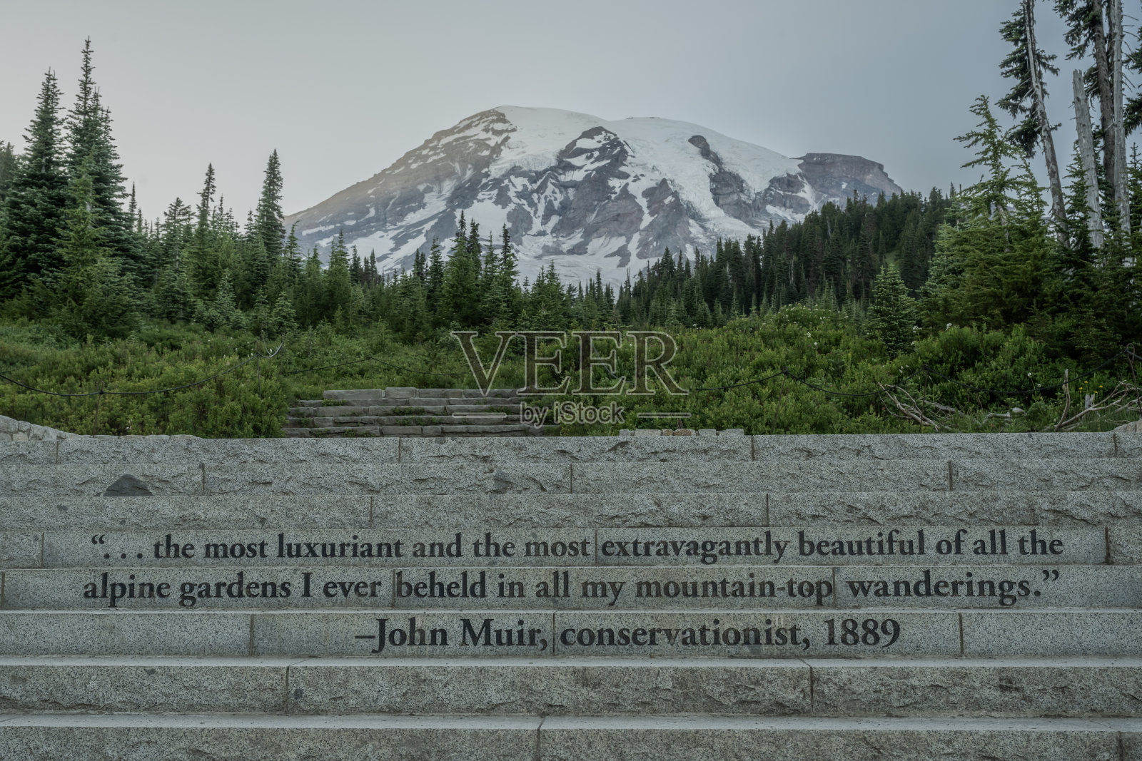 约翰·缪尔在通向雷尼尔山天堂区的阶梯上的话照片摄影图片