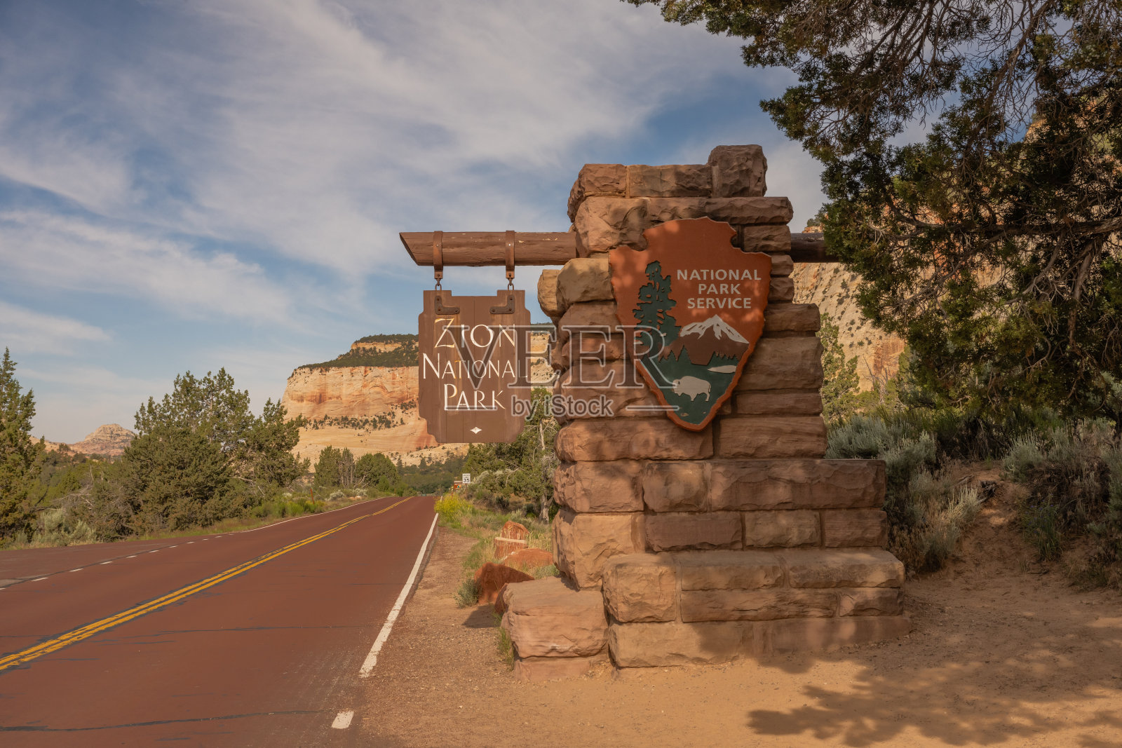 锡安国家公园东侧的入口标志照片摄影图片