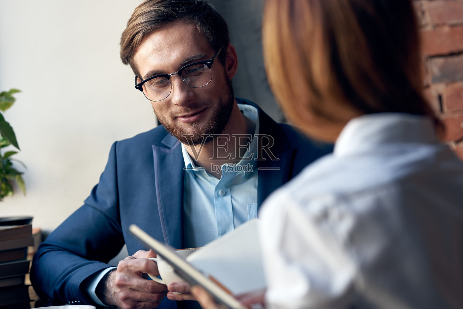 男女同事交流娱乐休闲咖啡馆照片摄影图片