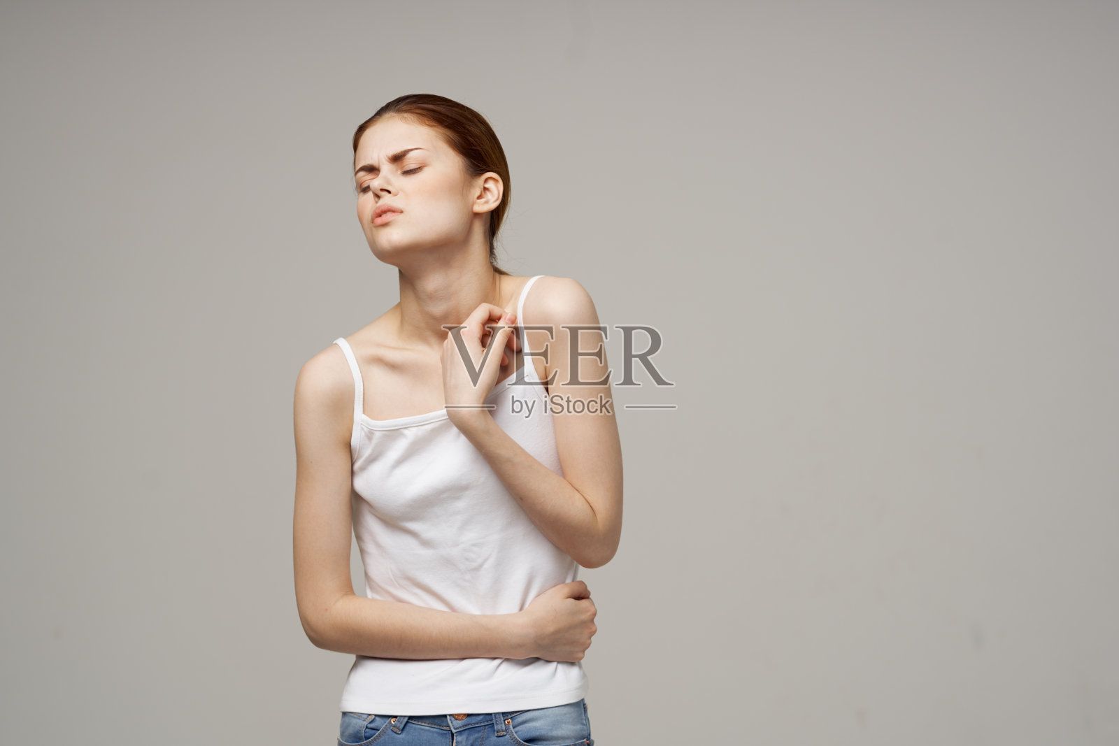 妇女抱腹保健问题妇科月经保健药照片摄影图片