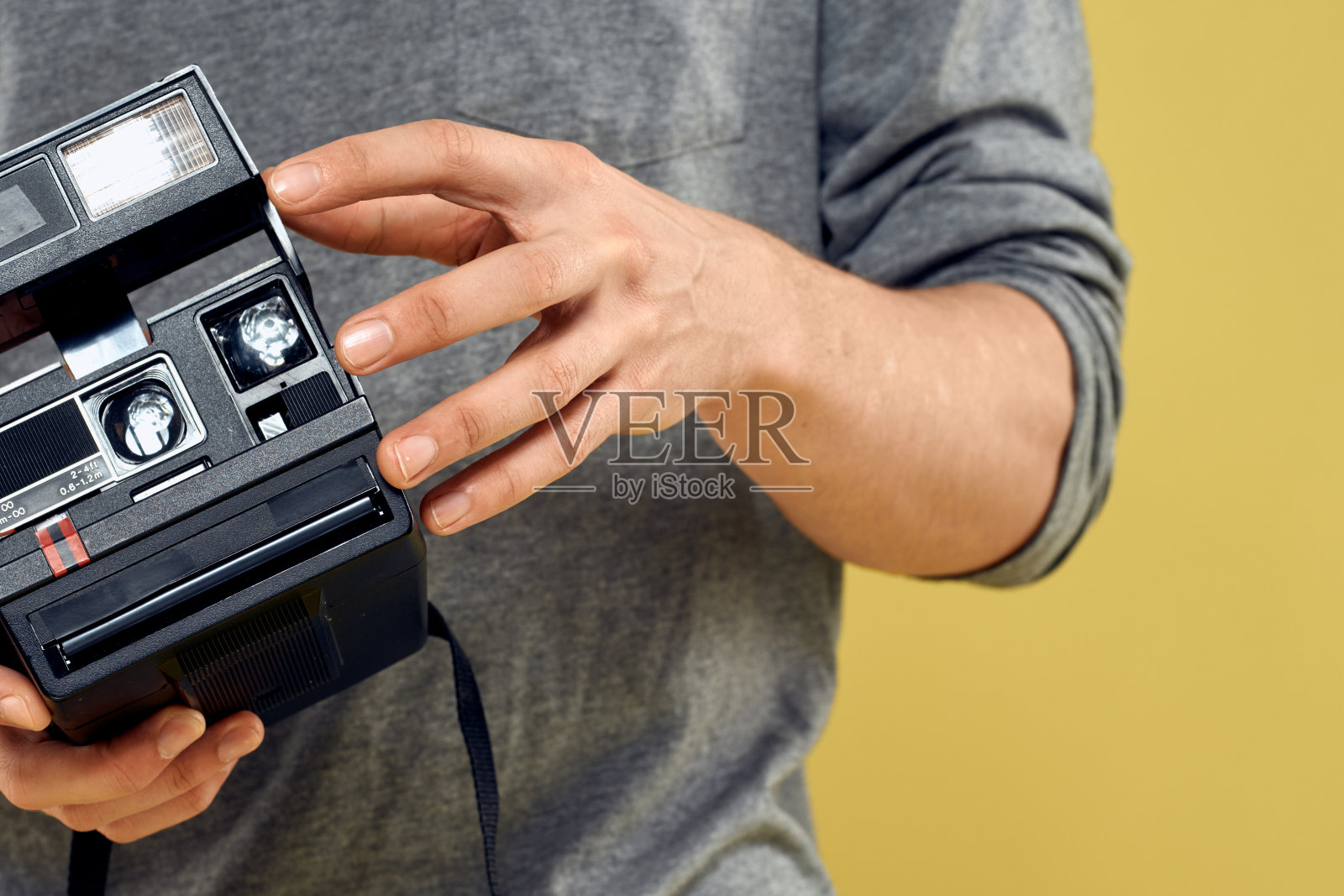 摄影相机在一个人的手中专业设备爱好创意方法工作室裁剪视图照片摄影图片