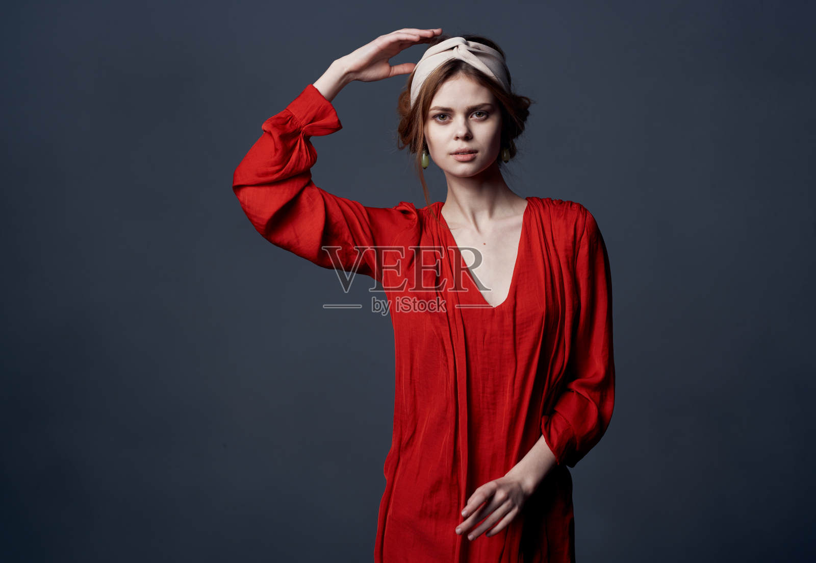 优雅的女人穿着红色的礼服装饰奢华迷人的灰色背景照片摄影图片