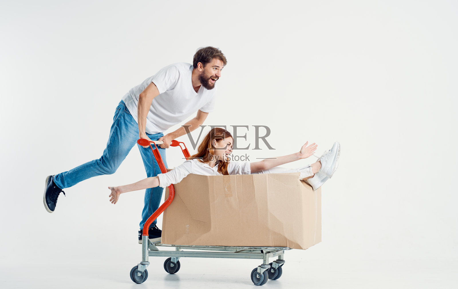 精力充沛的快递员与纸箱运输重货物轻背景照片摄影图片