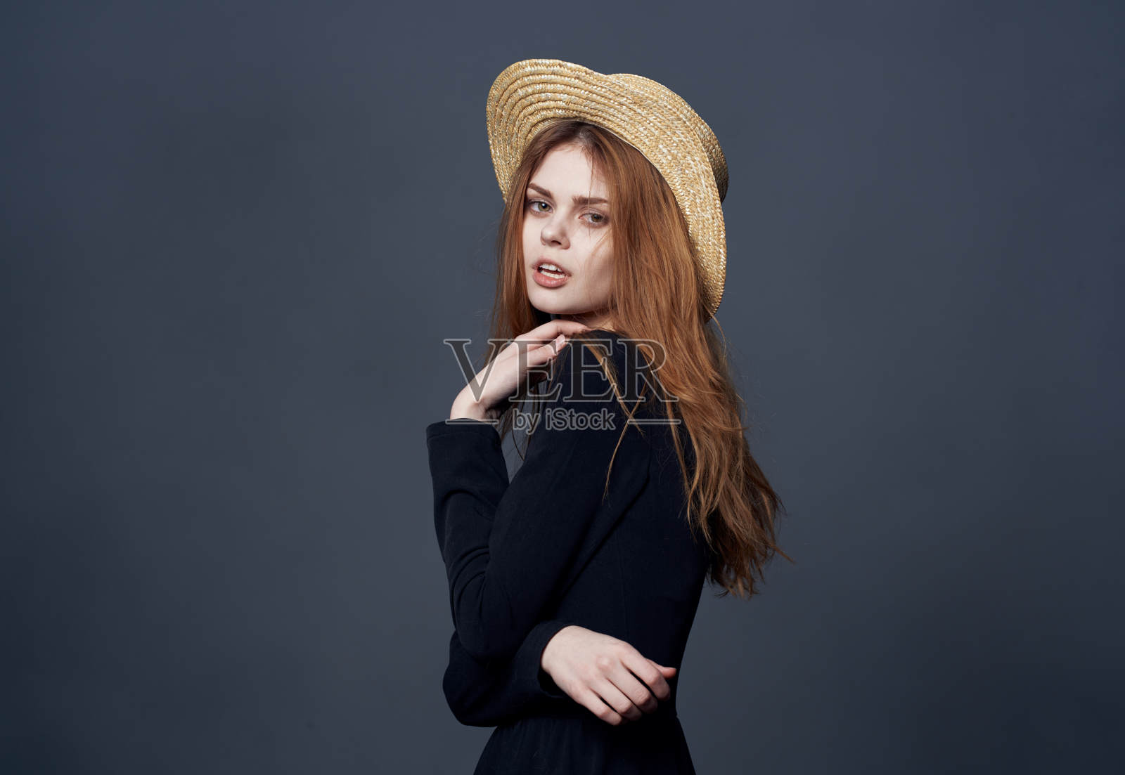 漂亮的女人在帽子时尚魅力和豪华的黑色背景照片摄影图片