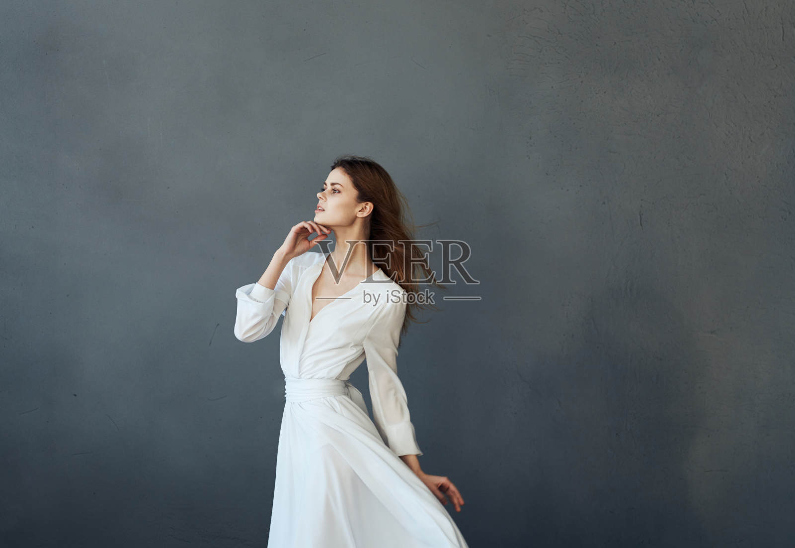 美丽的女人从白色的礼服中演绎出优雅的舞蹈魅力照片摄影图片