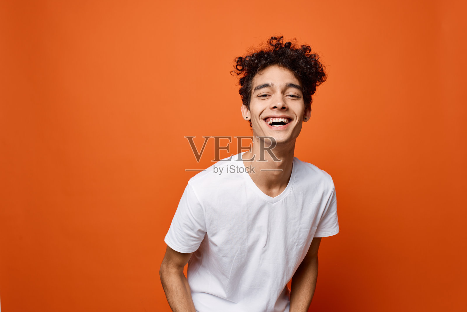 穿白t恤的家伙戴着橙色背景的特写眼镜照片摄影图片