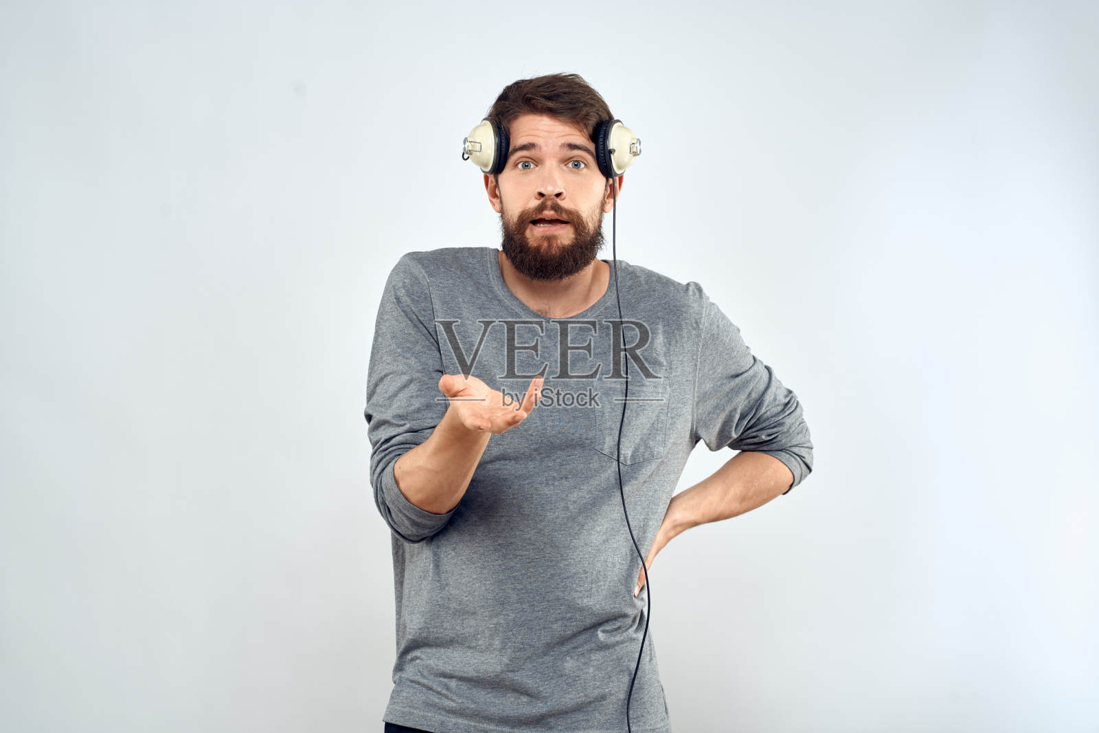 男人用耳机听音乐娱乐休闲科技照片摄影图片