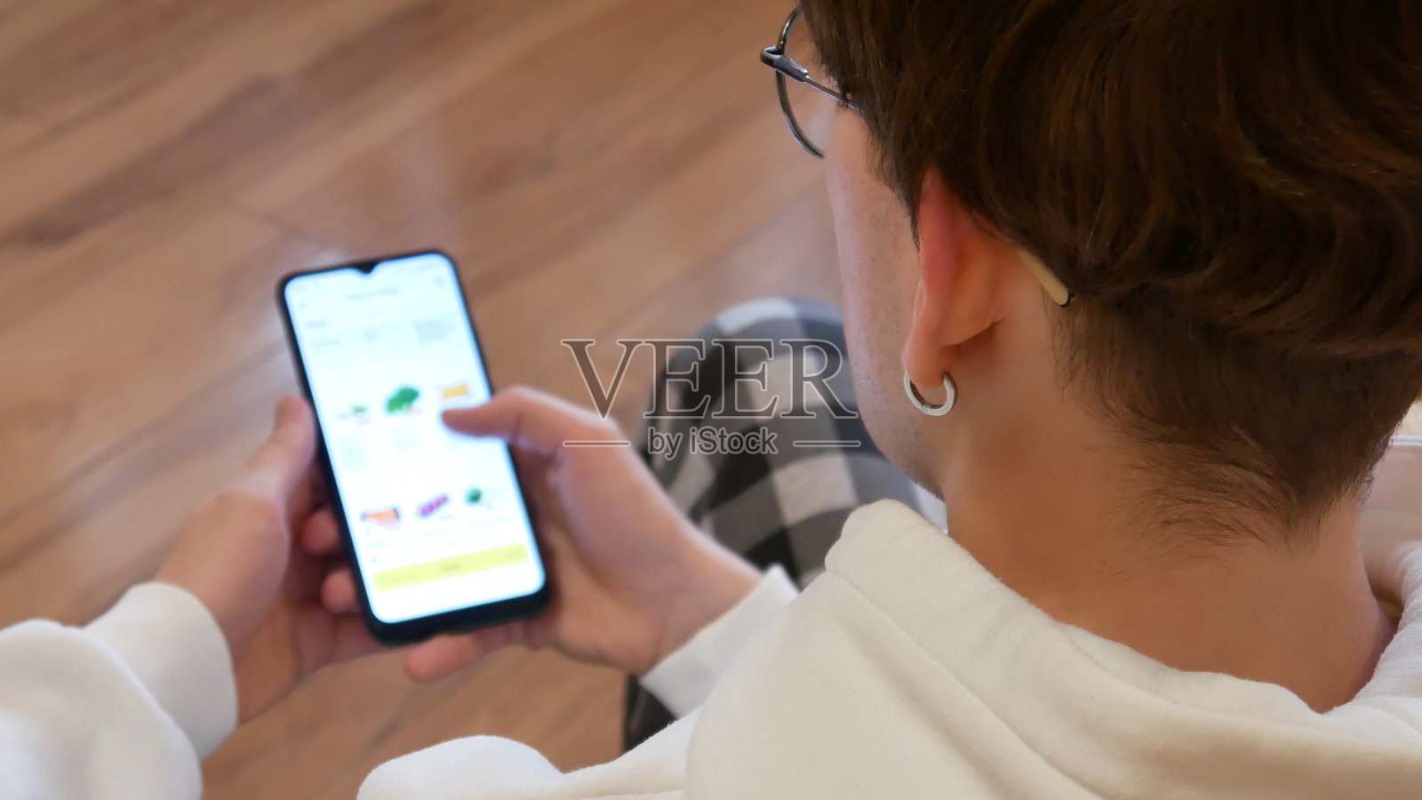 一个年轻人在网上杂货店挑选蔬菜照片摄影图片