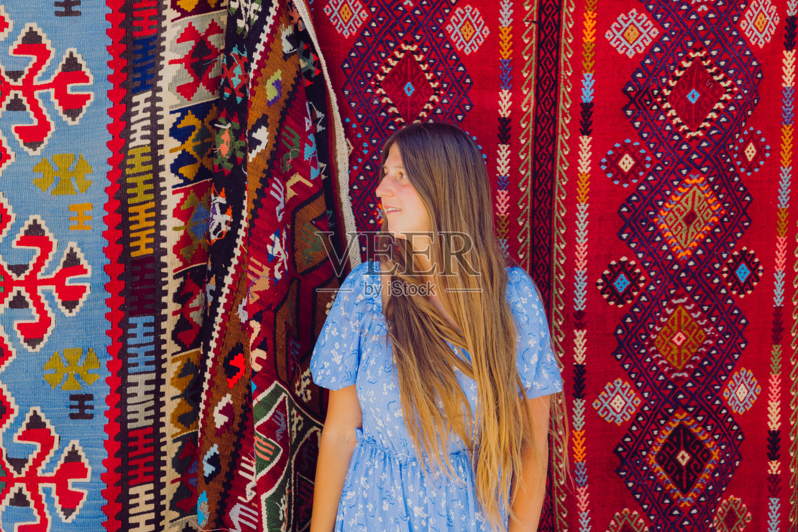 穿着礼服的女人走在地毯市场照片摄影图片