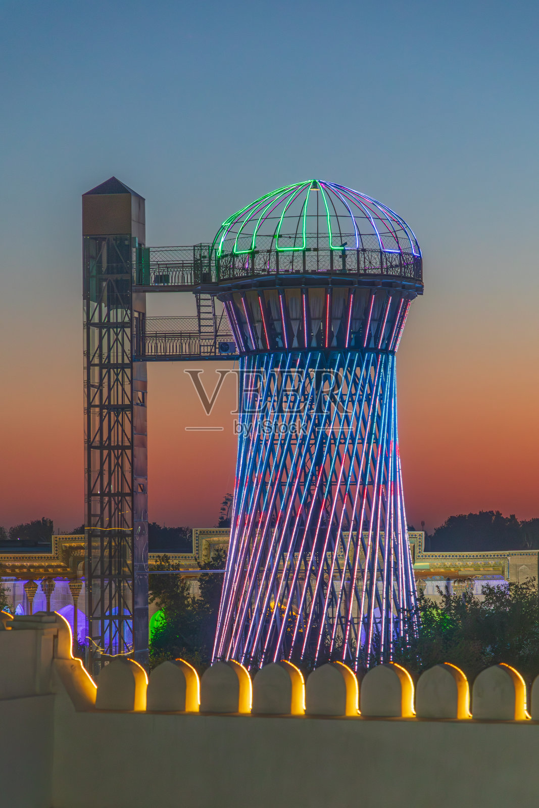 布哈拉色彩斑斓的水塔。照片摄影图片