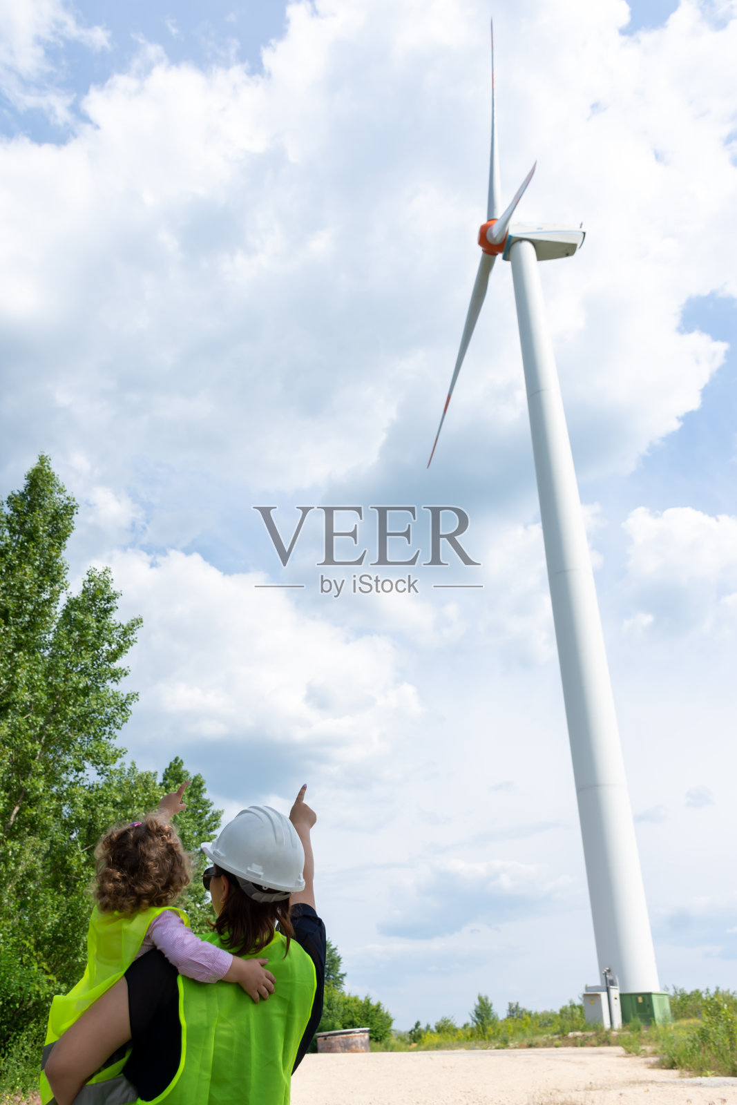 工程师妈妈和女儿在看风车照片摄影图片