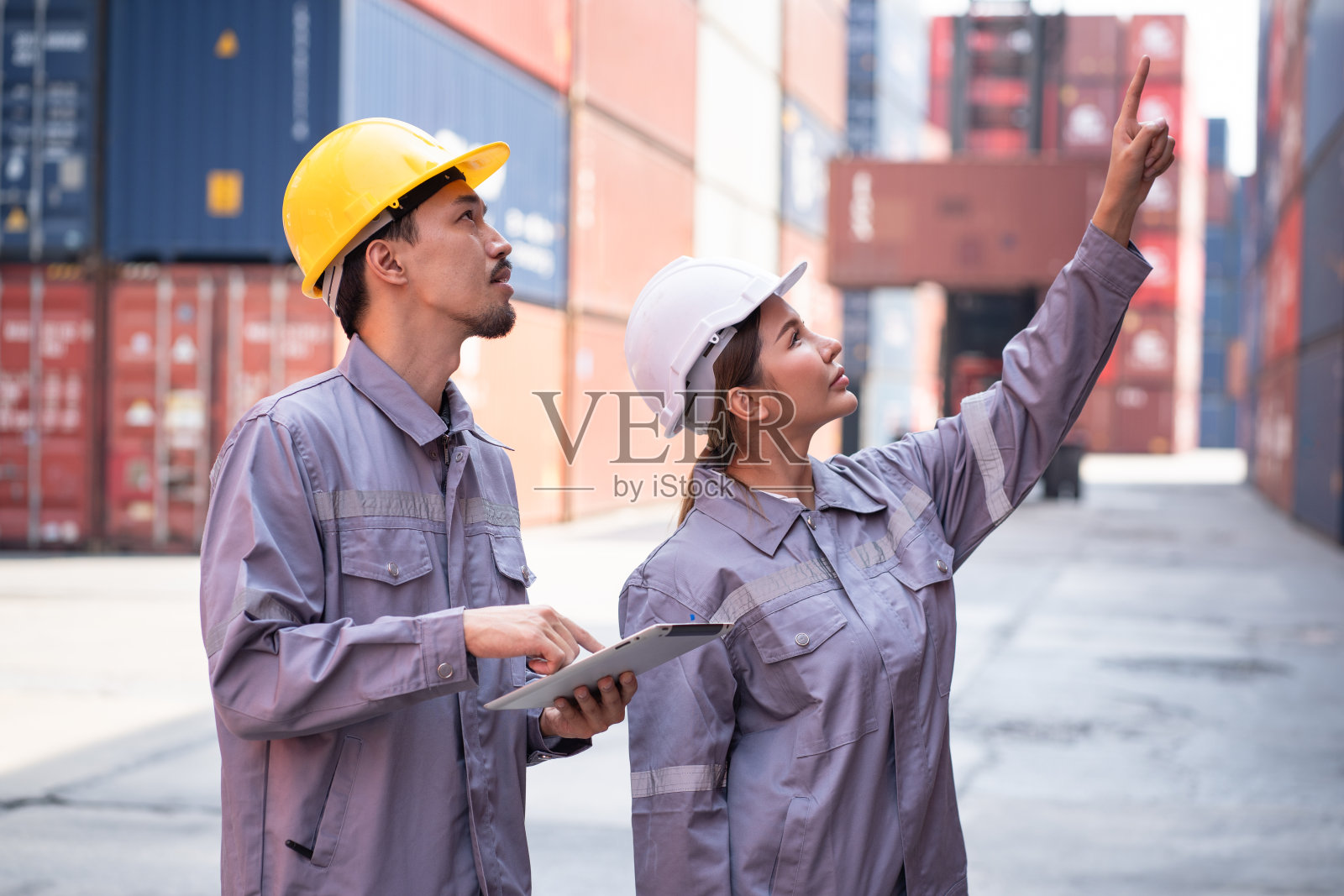亚洲物流工程师或领班在集装箱现场与工程师一起使用平板电脑工作照片摄影图片