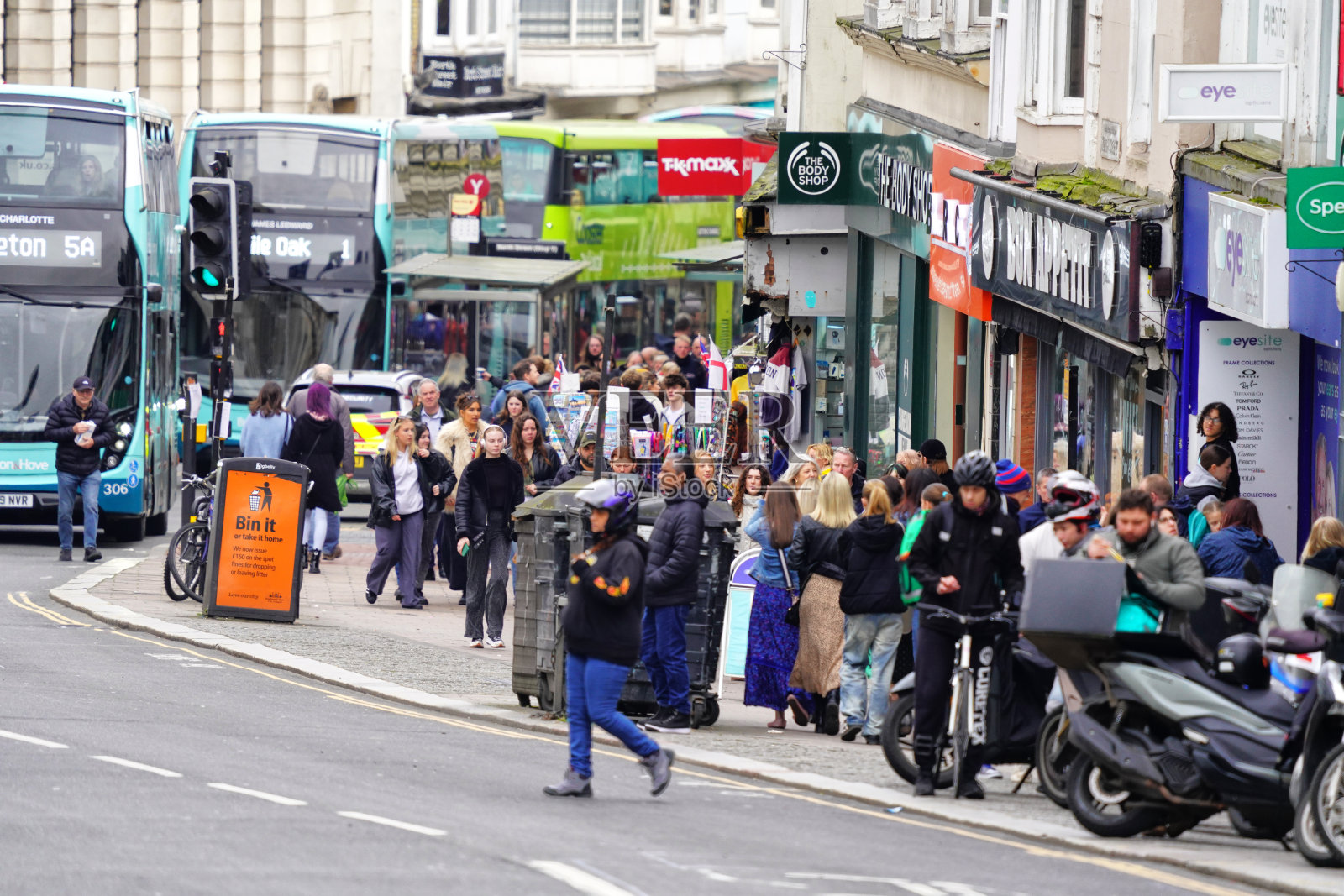 汽车，交通，人街景，从布莱顿和霍夫市中心布莱顿BN1西街看到的北街，东苏塞克斯，英格兰，英国，英国，欧洲英国，城市生活，城市景观照片摄影图片