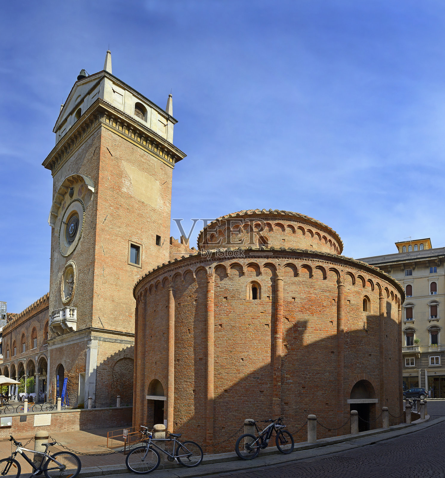 意大利曼托瓦的圣洛伦佐教堂和钟楼照片摄影图片