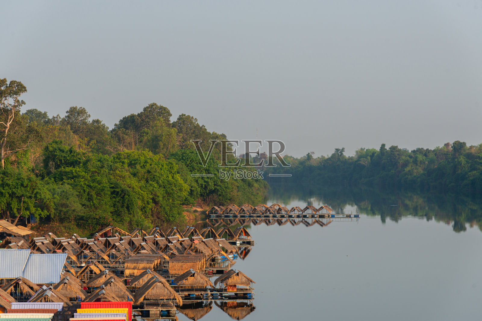 沿河空气清新，有木筏休闲、生态旅游、度假旅游。照片摄影图片