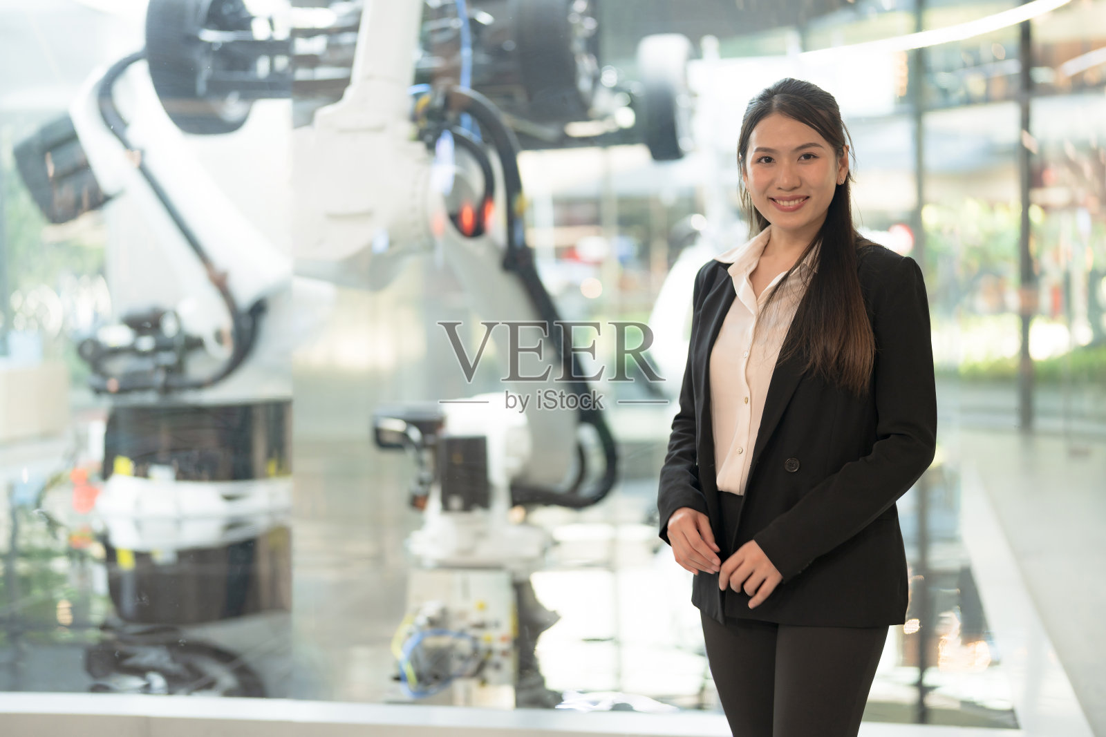 拥有机器人技术的自信女商人照片摄影图片