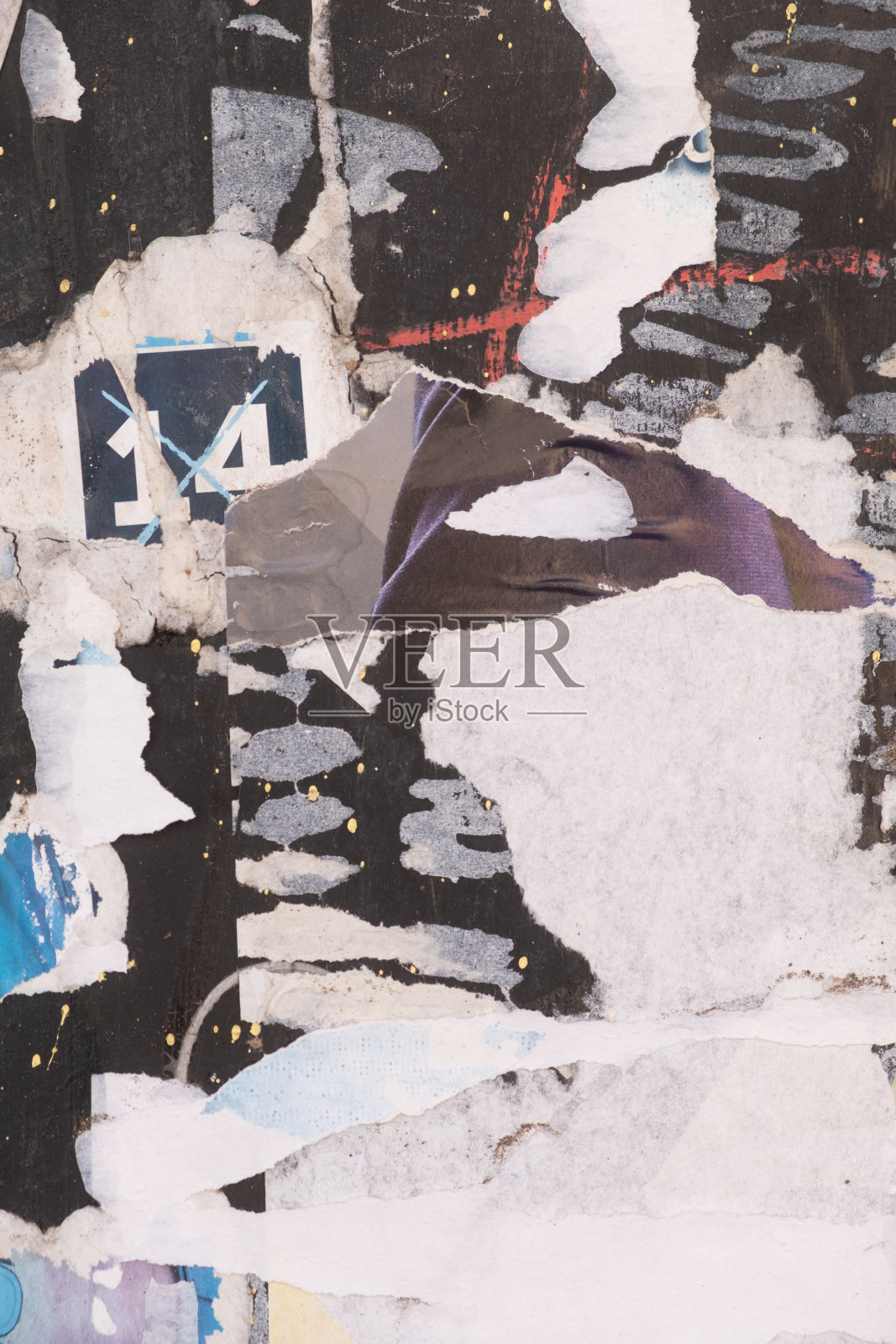 撕破剥落的街头海报背景，风化的旧纸背景照片摄影图片