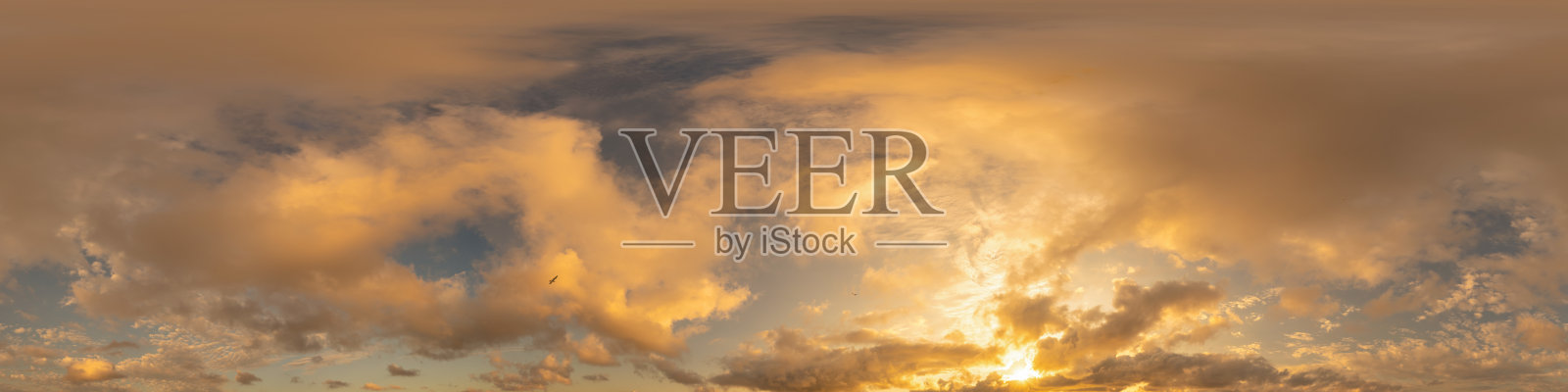 金色发光的红橙黄昏天空全景。Hdr无缝球面等矩形360全景。天空圆顶或天顶3D可视化和天空替换空中无人机360全景。照片摄影图片