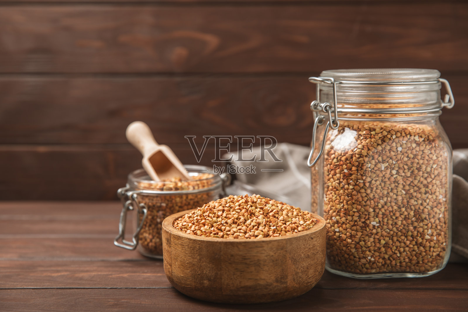 绿色荞麦在餐桌上，超级食物，生荞麦粥。健康素食理念，生态产品，饮食。副本的空间。有机食品。减肥和适当的营养。照片摄影图片