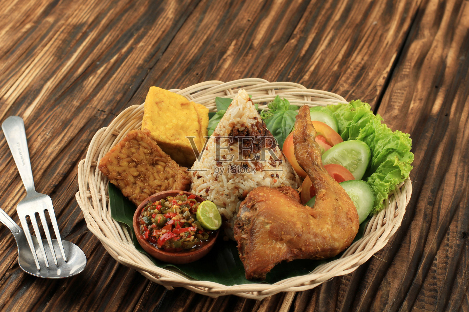 传统的巽他饭，混合了发酵的大豆照片摄影图片