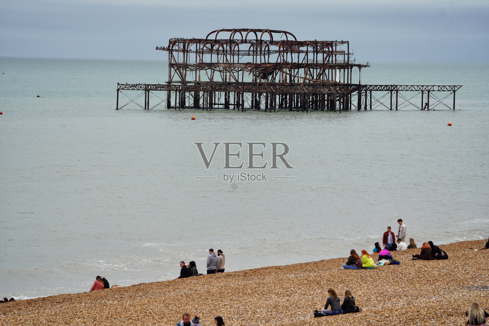 布莱顿西码头的残余物水上，英吉利海峡，大西洋，布莱顿海滩靠近国王路，布莱顿和霍夫，东苏塞克斯，英格兰，联合王国，英国，欧洲，日间海岸，海滨，海岸照片摄影图片