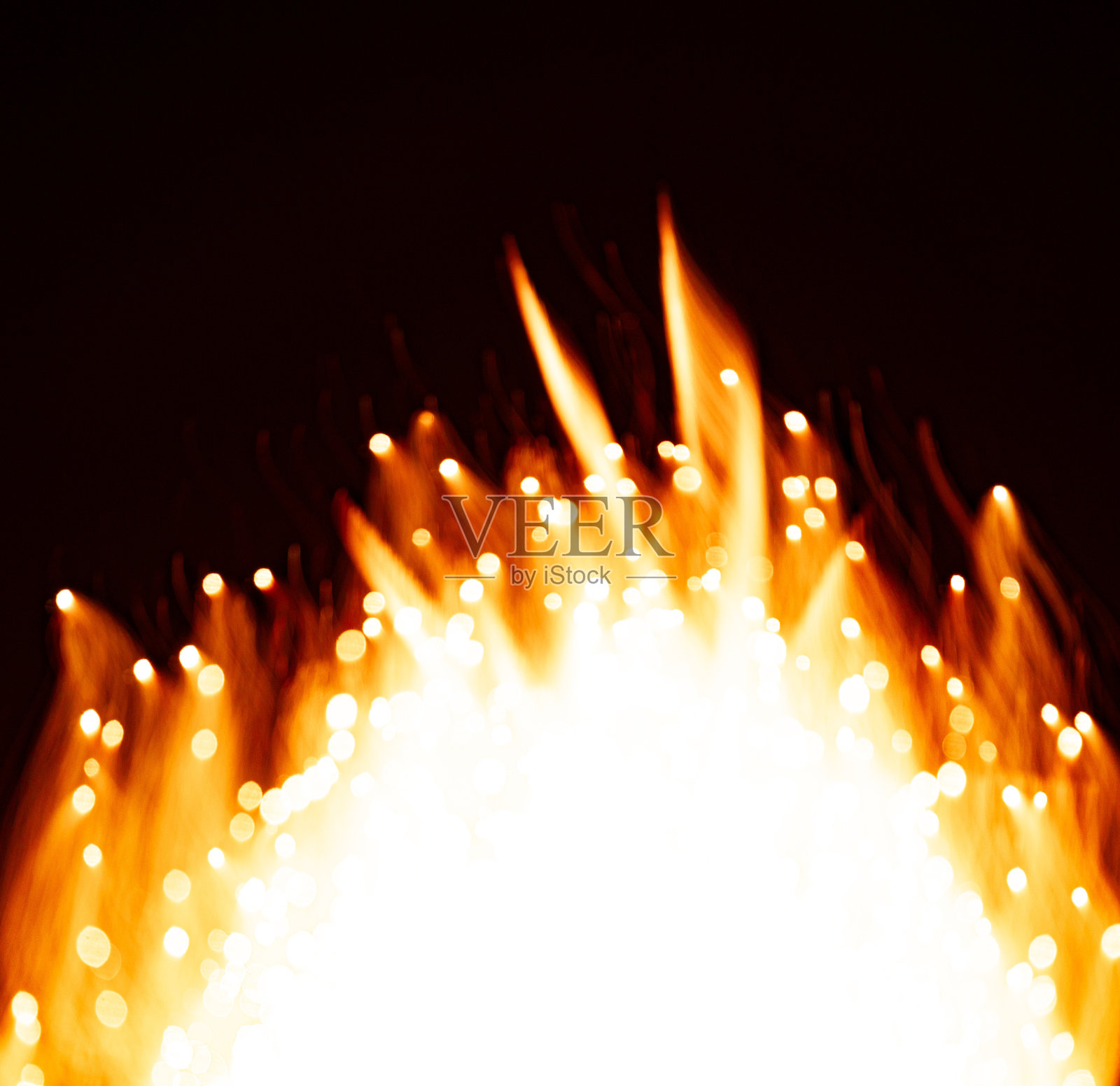 新年烟花在黑暗天空中的艺术画面。长曝光，散景，抽象。照片摄影图片