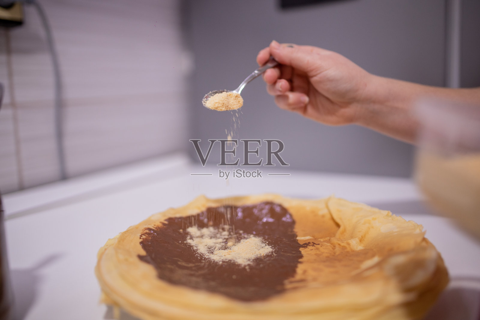 淋上巧克力酱和饼干屑的自制薄烤饼照片摄影图片