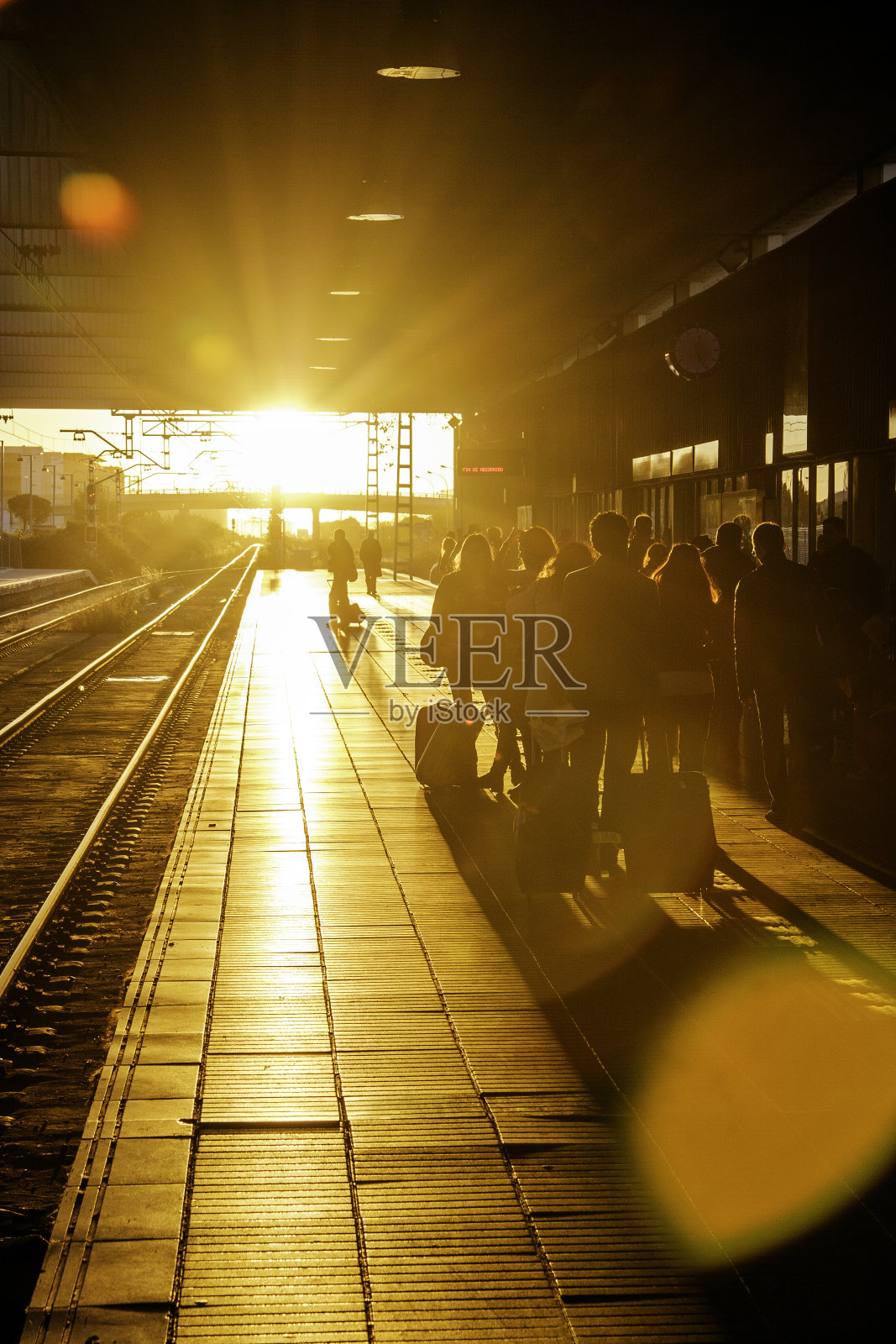日落时分火车站站台上上班族的剪影照片摄影图片