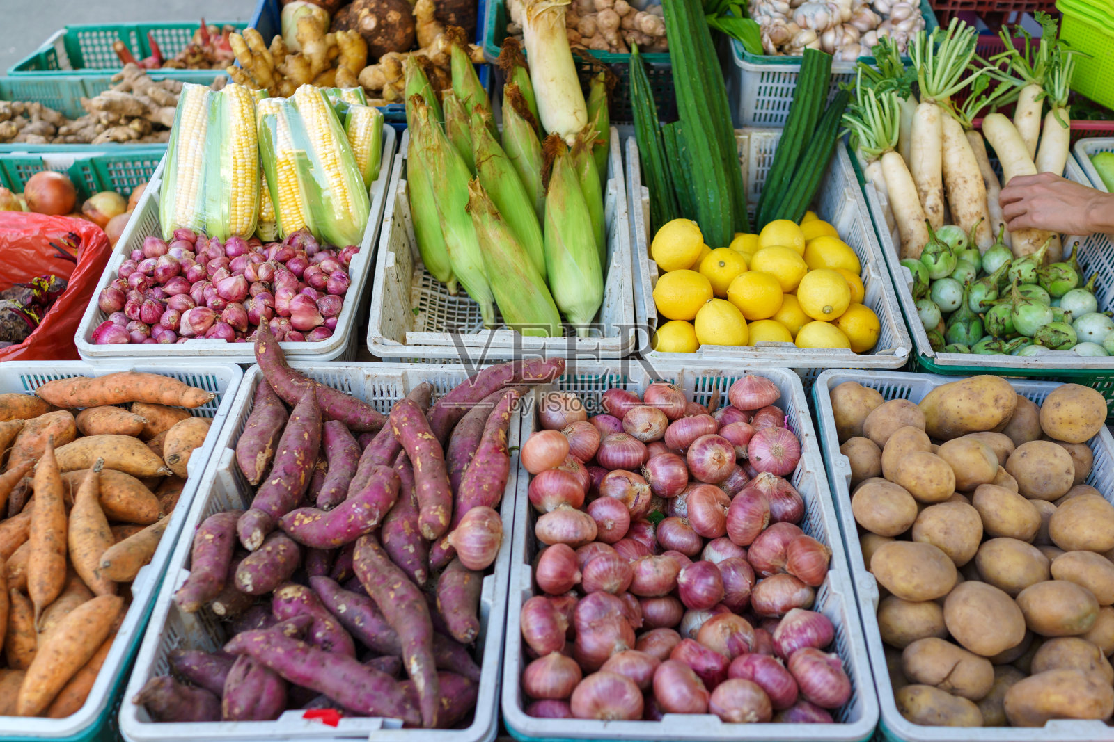 亚洲市场摊位上陈列的五颜六色的水果和蔬菜照片摄影图片