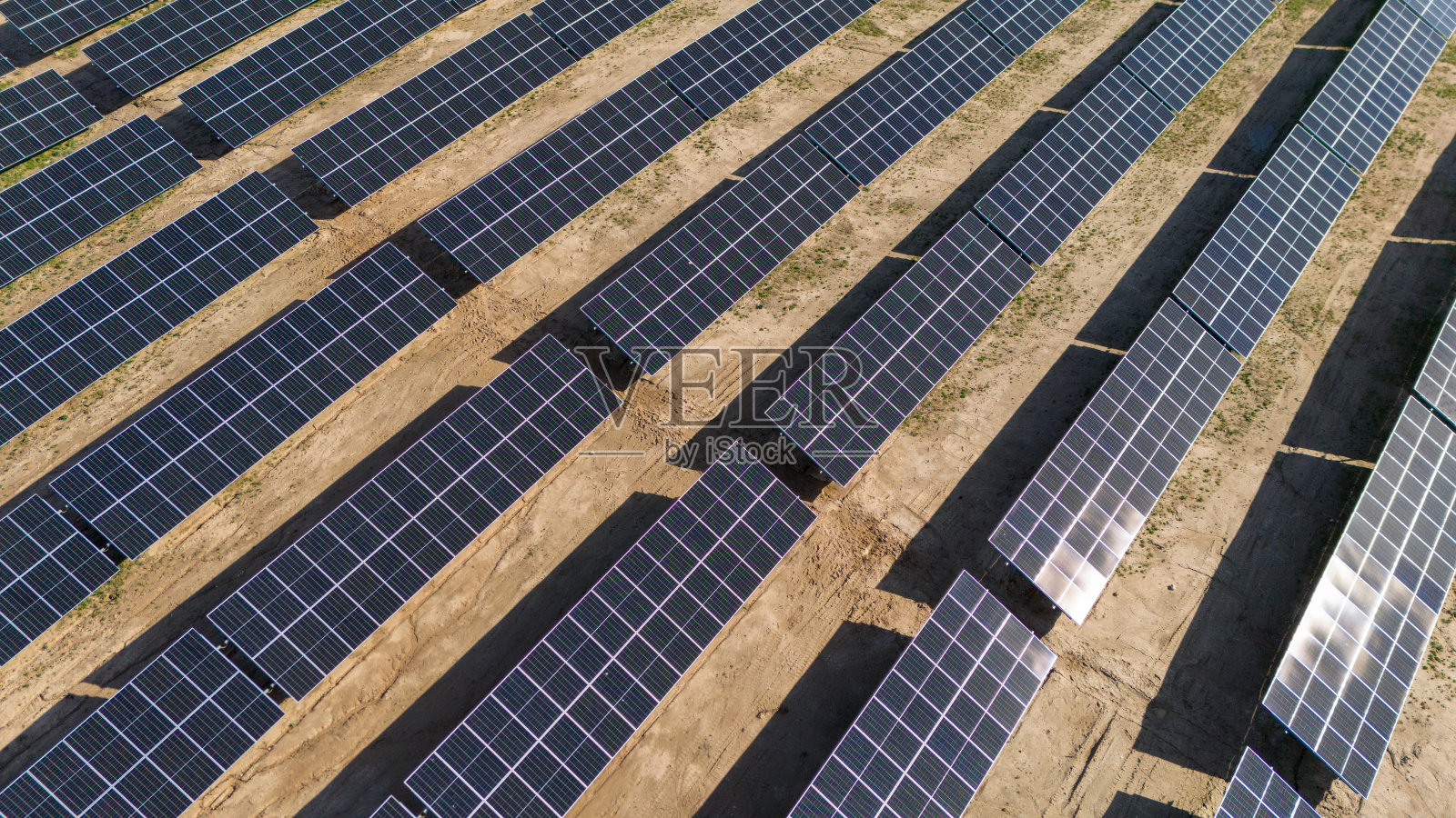 立陶宛陶雷热的风力涡轮机和“Electrum”太阳能公园照片摄影图片