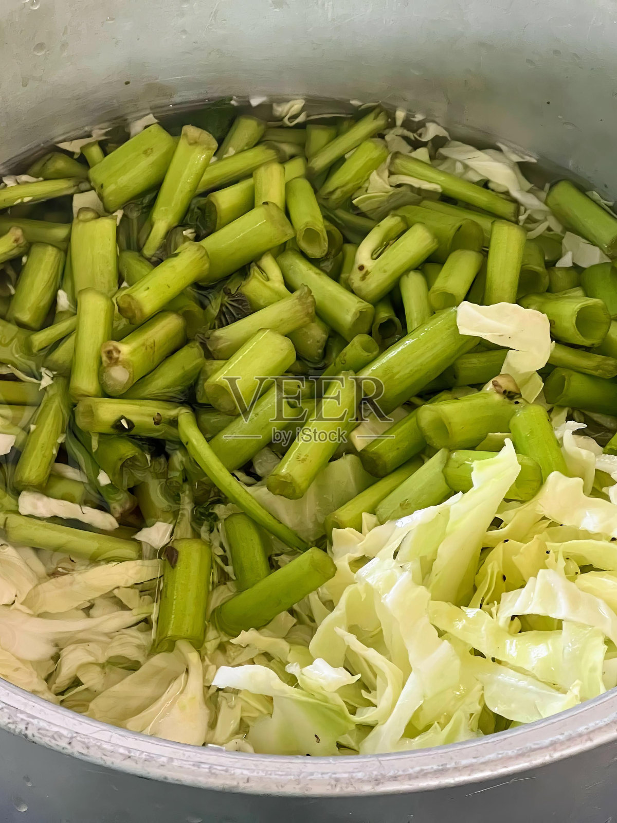 一锅蔬菜正在锅里煮的照片。照片摄影图片