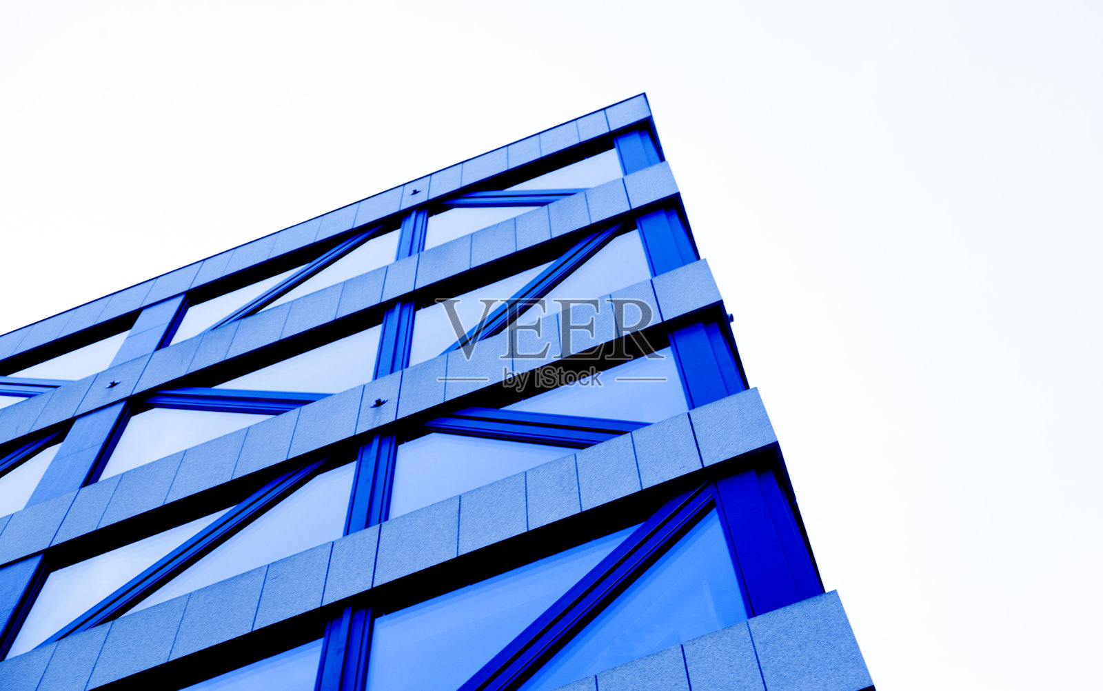 2023年5月23日，瑞典斯德哥尔摩:带有几何形状和窗户的现代蓝色建筑照片摄影图片