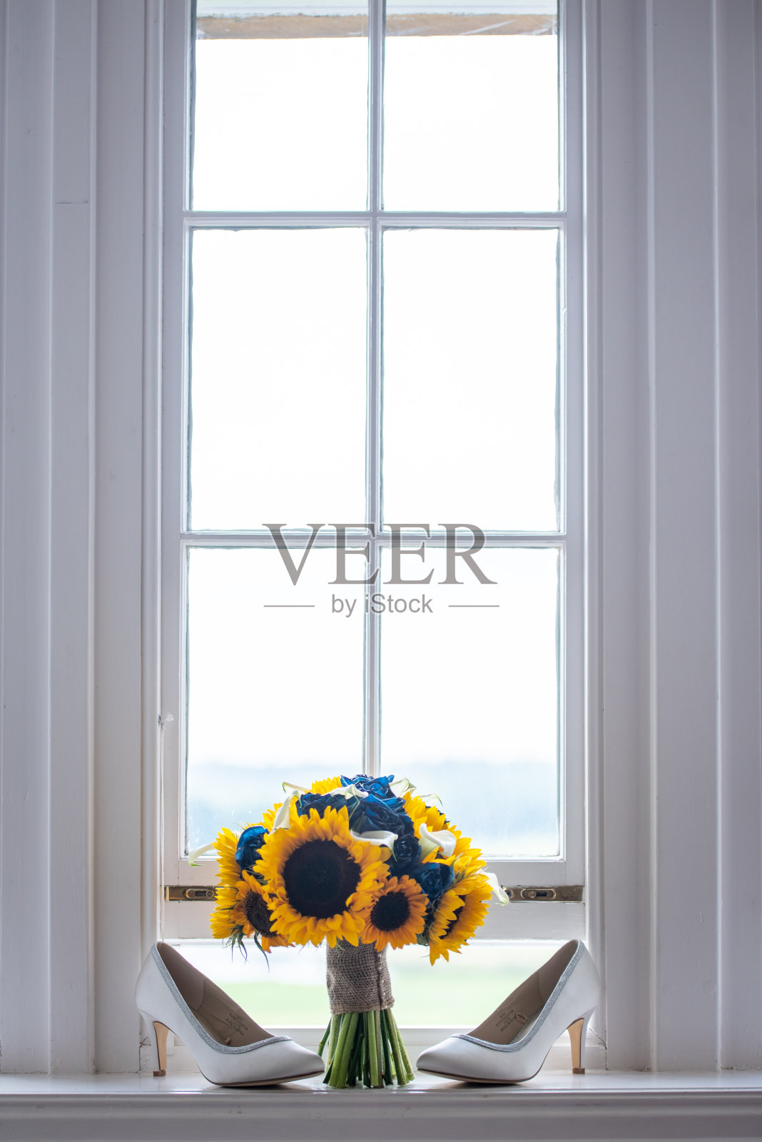 白色婚礼鞋与向日葵花束照片摄影图片