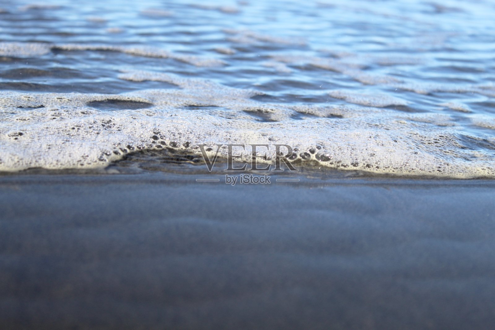 海沫在水边泛起照片摄影图片